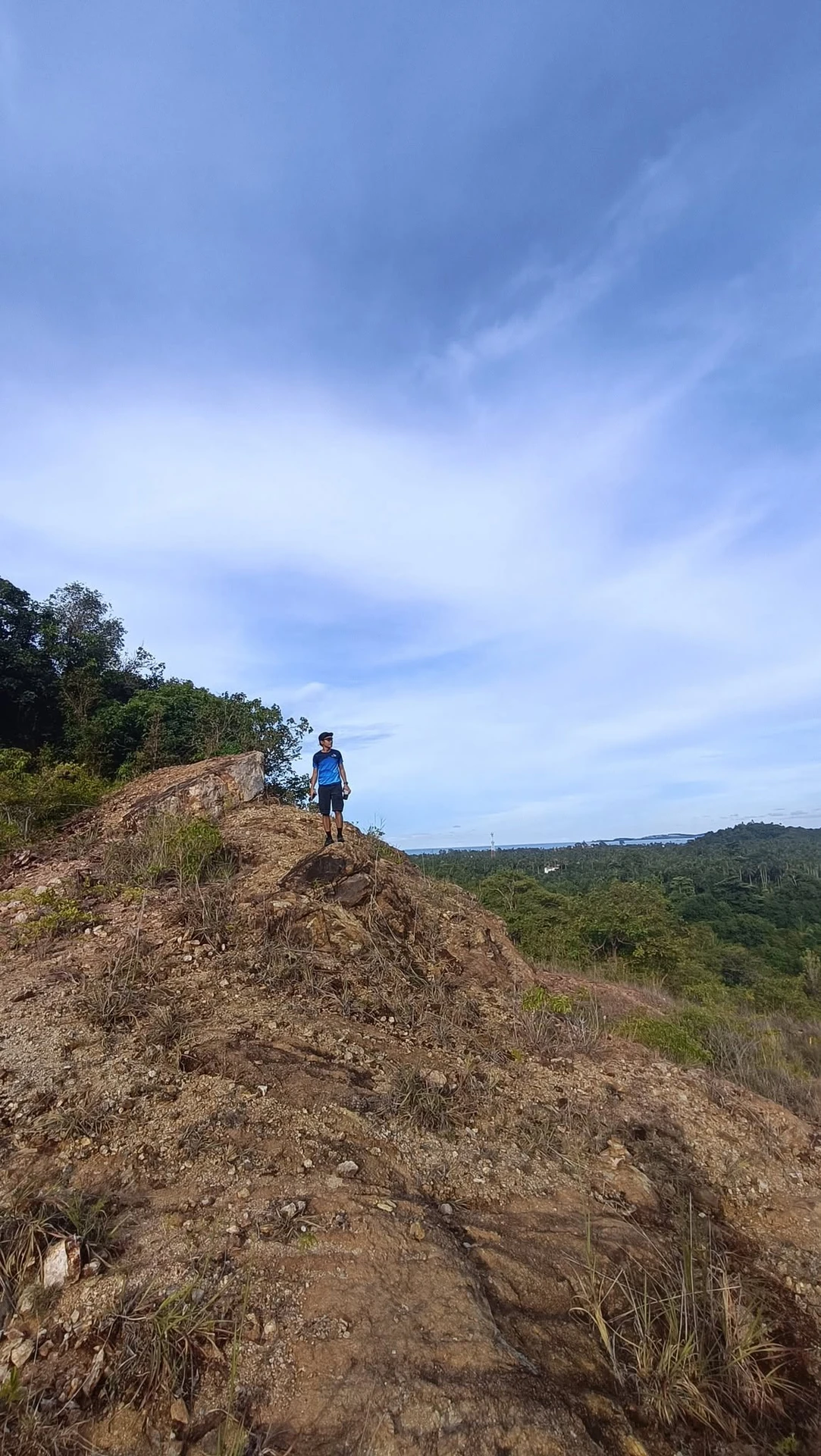 คนยืนบนสันหินในชุดภาพลงพื้นที่เตรียมจุดถ่ายภาพ Samui Trail ครั้งก่อน