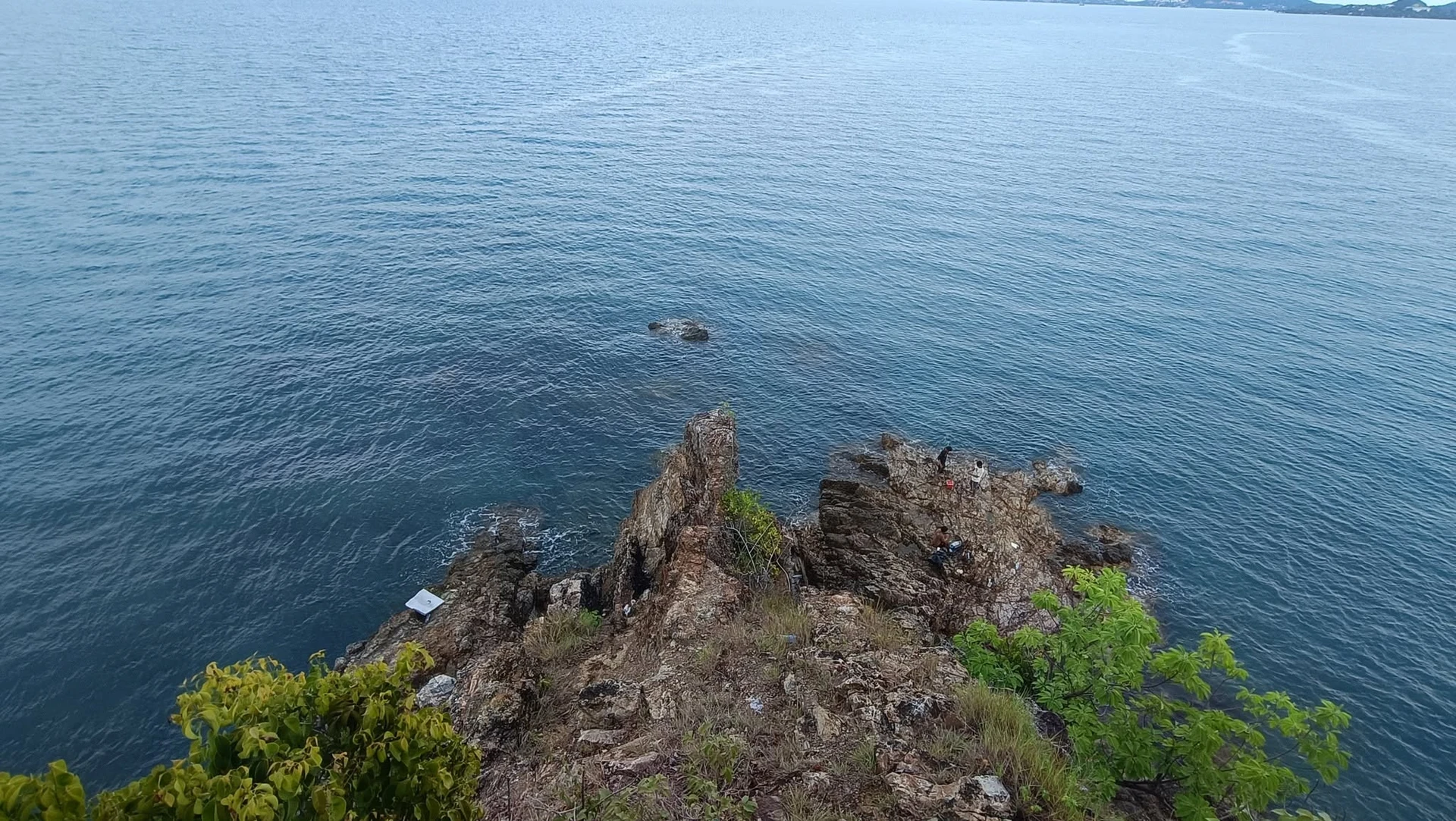 กลุ่มคนบนโขดหินริมทะเลในชุดภาพลงพื้นที่เตรียมงาน Samui Trail ครั้งก่อน