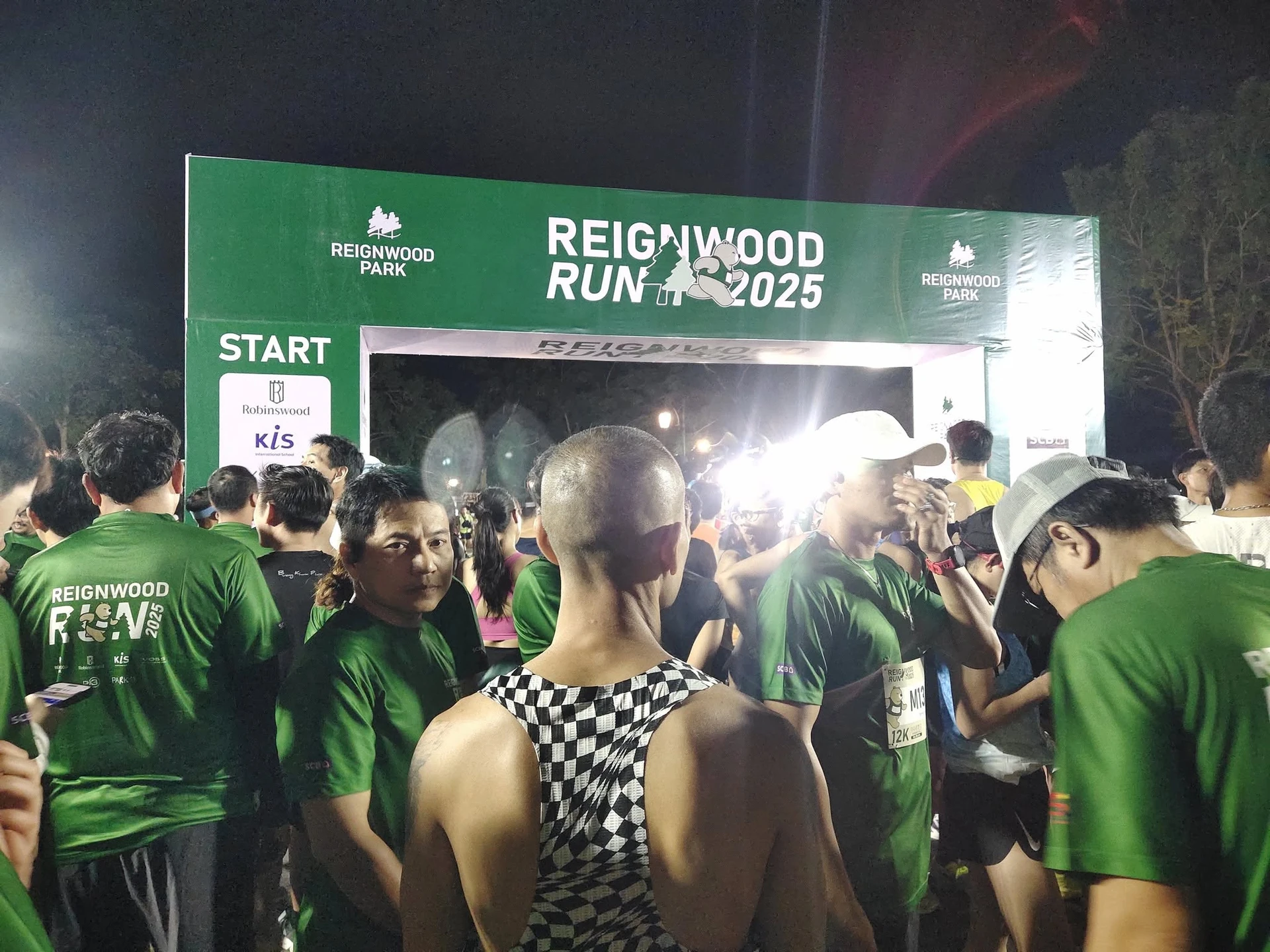 บรรยากาศผู้ร่วมงานบริเวณซุ้ม START Reignwood Run 2025