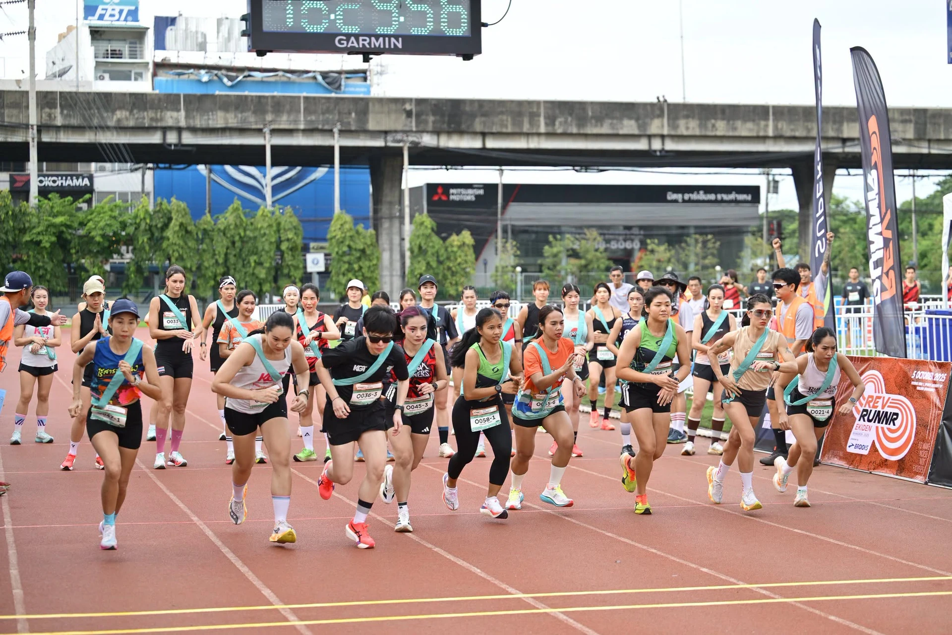 ผู้ร่วมกิจกรรมพร้อมสายสะพายวิ่งผลัดบริเวณปล่อยตัว EKIDEN 2025