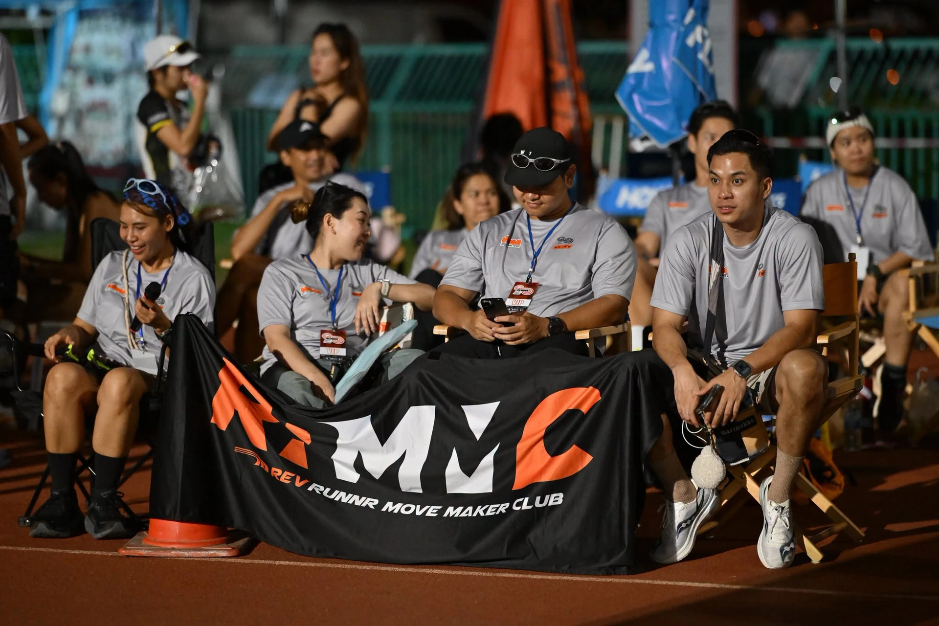 บรรยากาศผู้ร่วมกิจกรรมนั่งข้างสนามจากชุดย้อนภาพ EKIDEN 2025