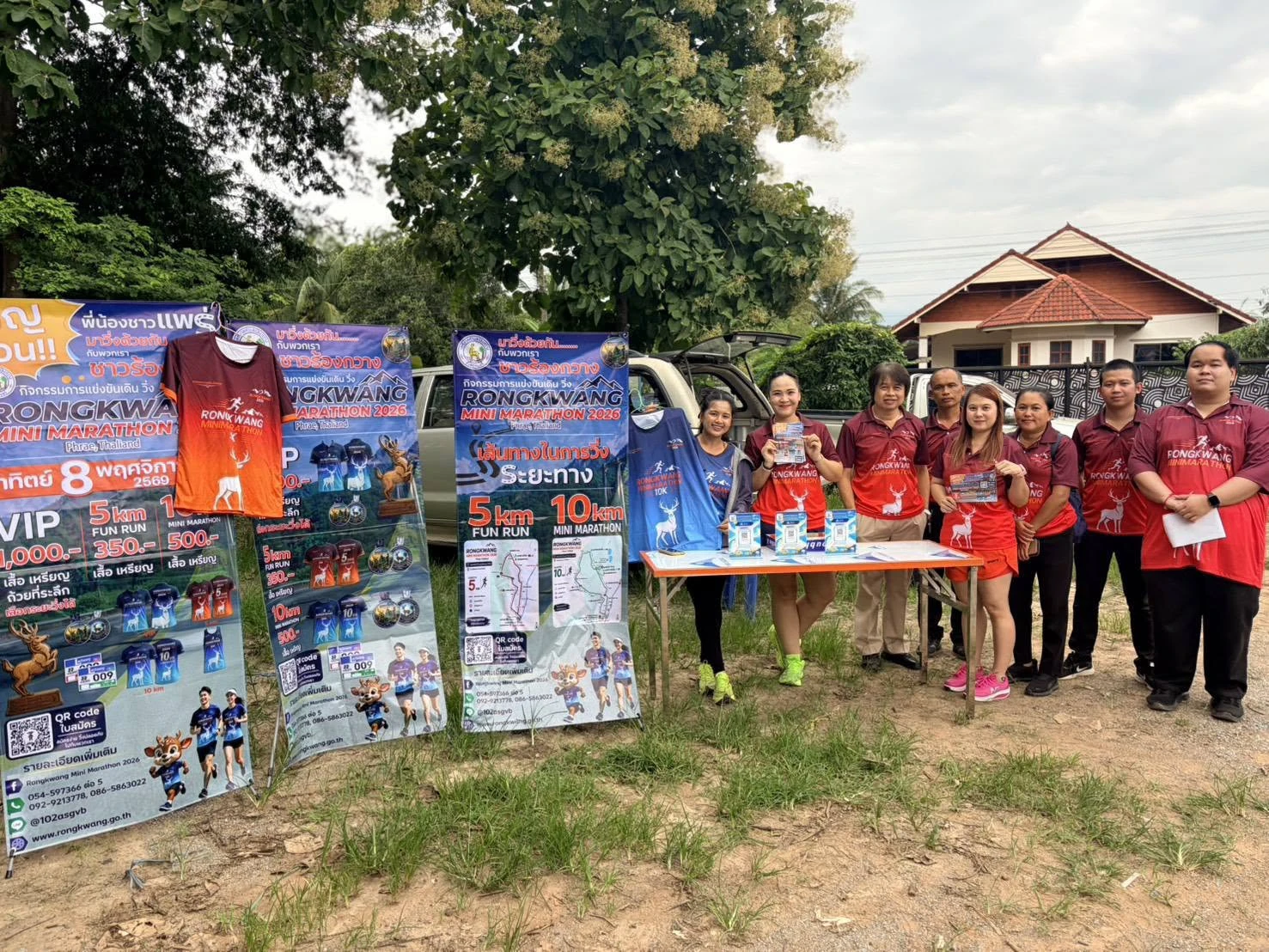 ผู้ร่วมกิจกรรมกับโต๊ะและป้ายประชาสัมพันธ์ Rongkwang Mini Marathon 2026 ที่คลองถมร้องกวาง