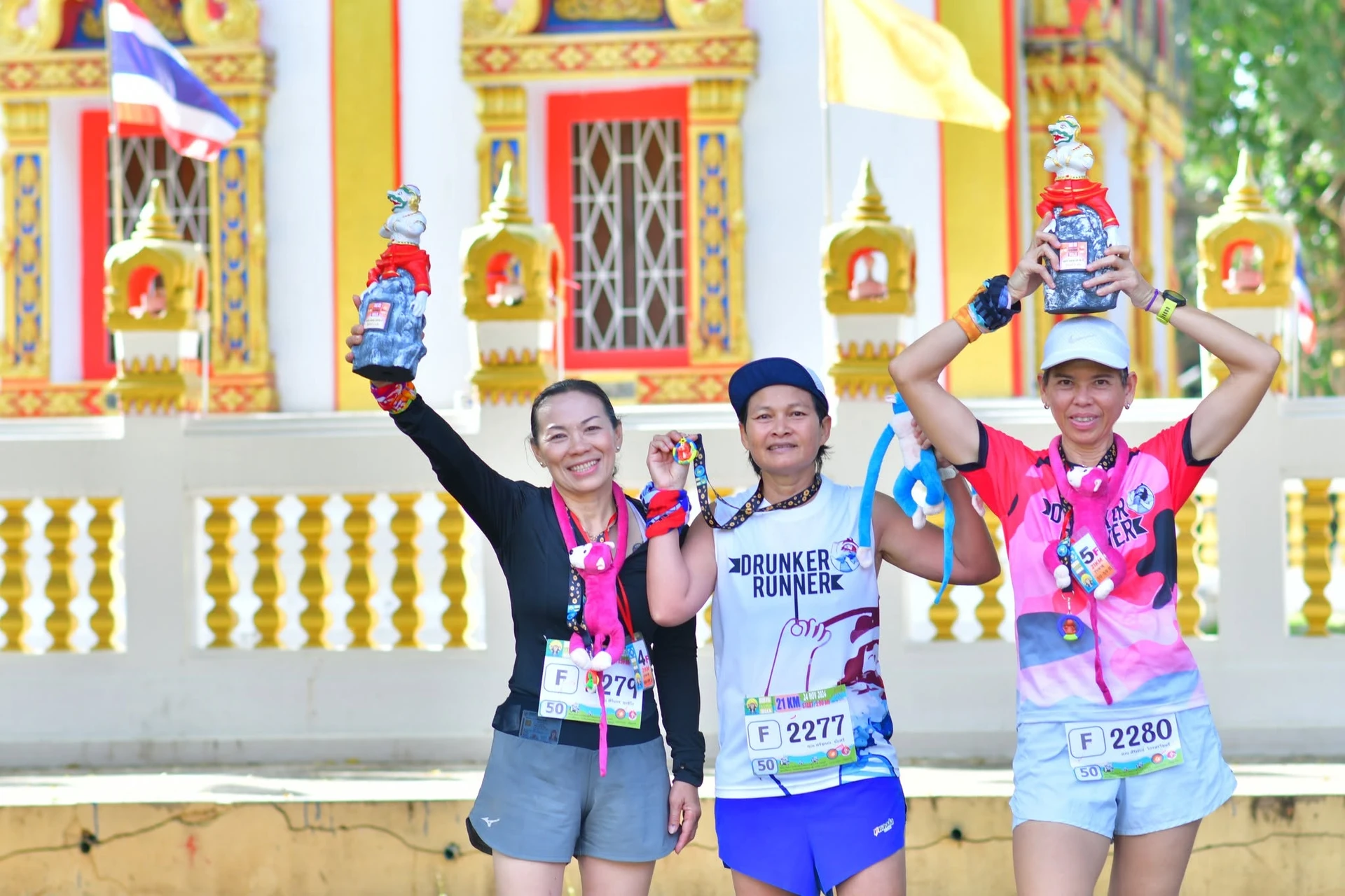 ผู้ร่วมกิจกรรมถือสิ่งของที่ระลึกจากรายงานบางคู้ RUN EP.4 ปี 2567