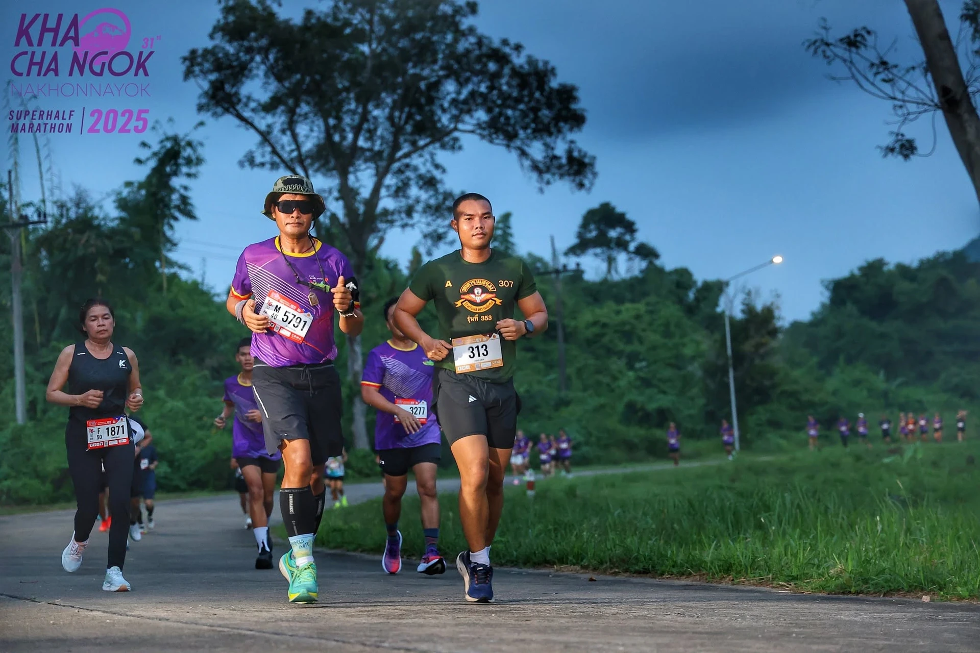 บรรยากาศผู้ร่วมกิจกรรมวิ่งบนถนนจากรายงานเขาชะโงกซูเปอร์ฮาล์ฟ 2025