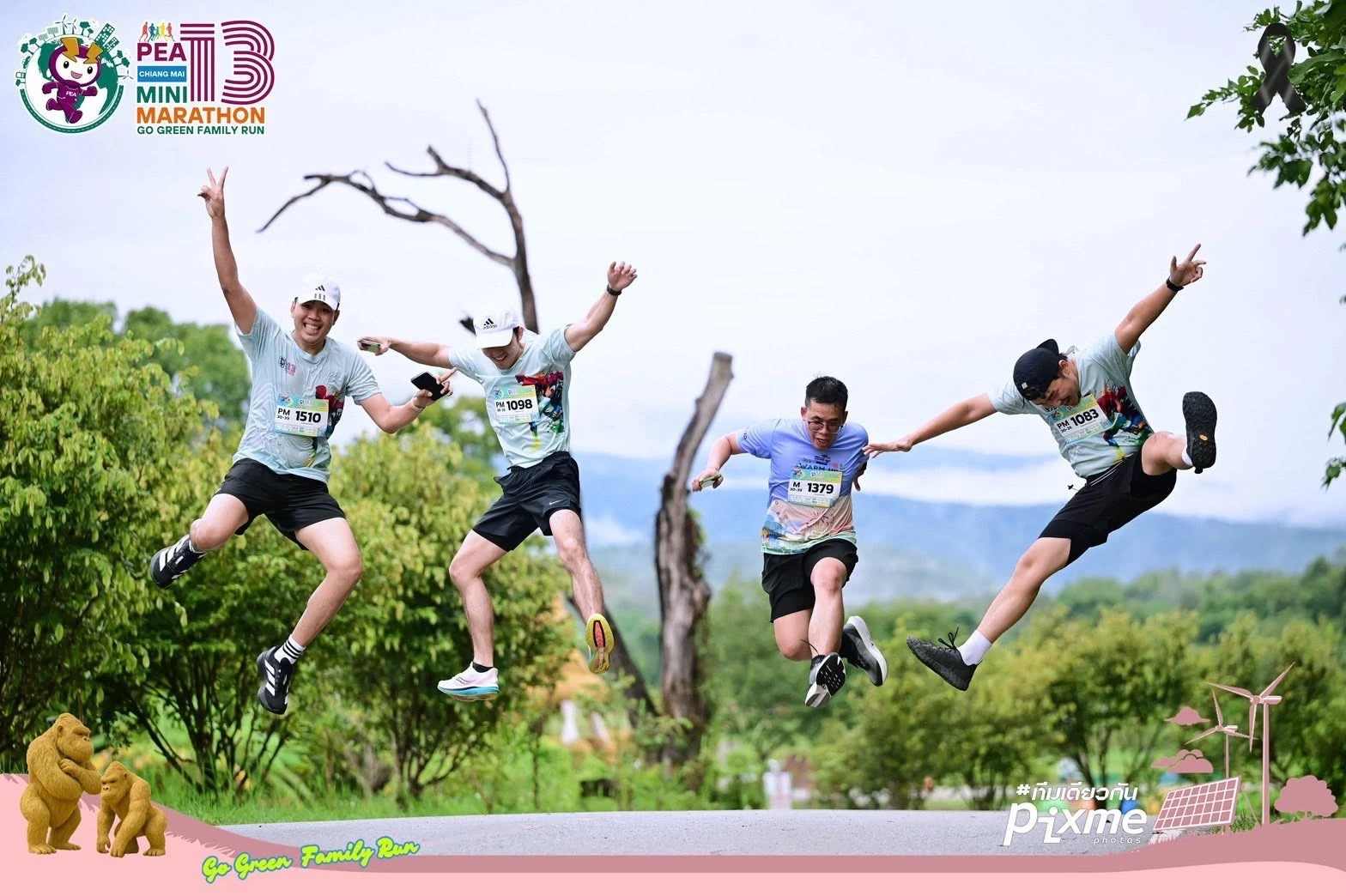 กลุ่มผู้ร่วมกิจกรรมกระโดดถ่ายภาพจากชุดบรรยากาศ PEA Chiangmai ครั้งที่ 13