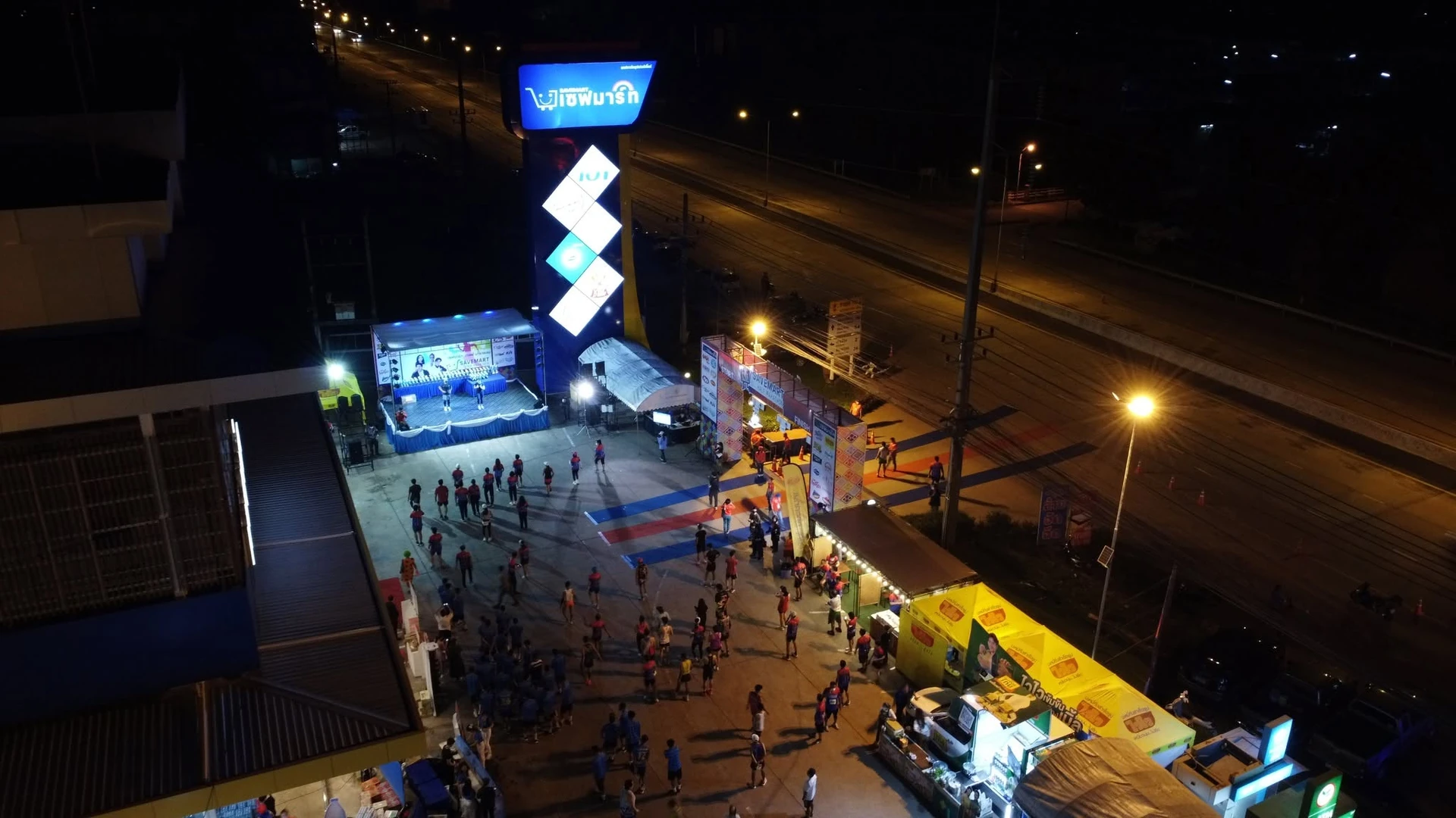 มุมกว้างพื้นที่จัดงานจากอัลบั้ม SaveMart Half Marathon 2022