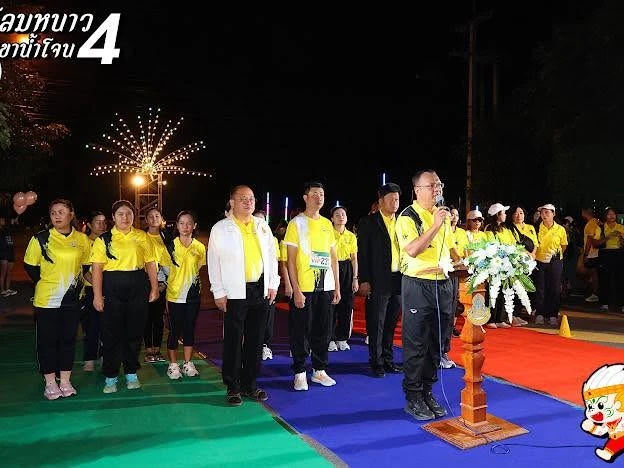 มุมกว้างผู้ร่วมพิธีเปิดและผู้ถือไมโครโฟนในงานเขาน้ำโจนครั้งที่ 4