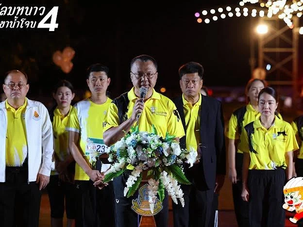 มุมด้านหน้าผู้ถือไมโครโฟนและผู้ร่วมพิธีเปิดเขาน้ำโจนครั้งที่ 4