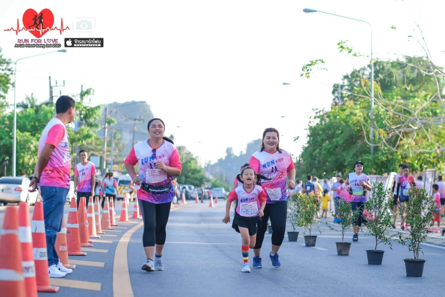 ผู้ร่วมกิจกรรมวิ่งตามเส้นทางในภาพ Run For Love โรงเรียนอ่าวลึก ครั้งที่ 2 ปี 2020