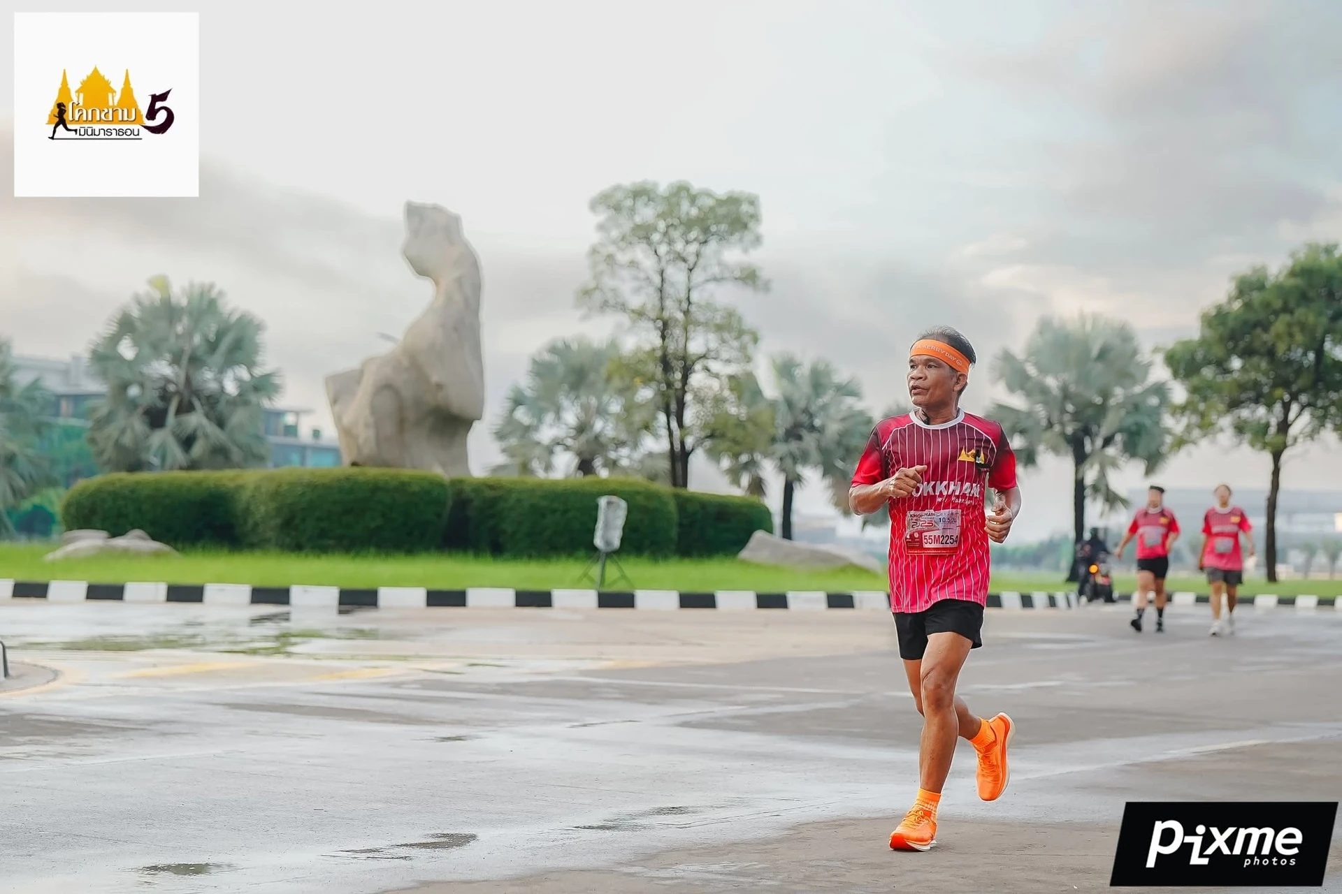 ผู้ร่วมกิจกรรมสวมเสื้อโคกขามสีแดงและคาดศีรษะสีส้มในภาพครั้งก่อน ปี 2568