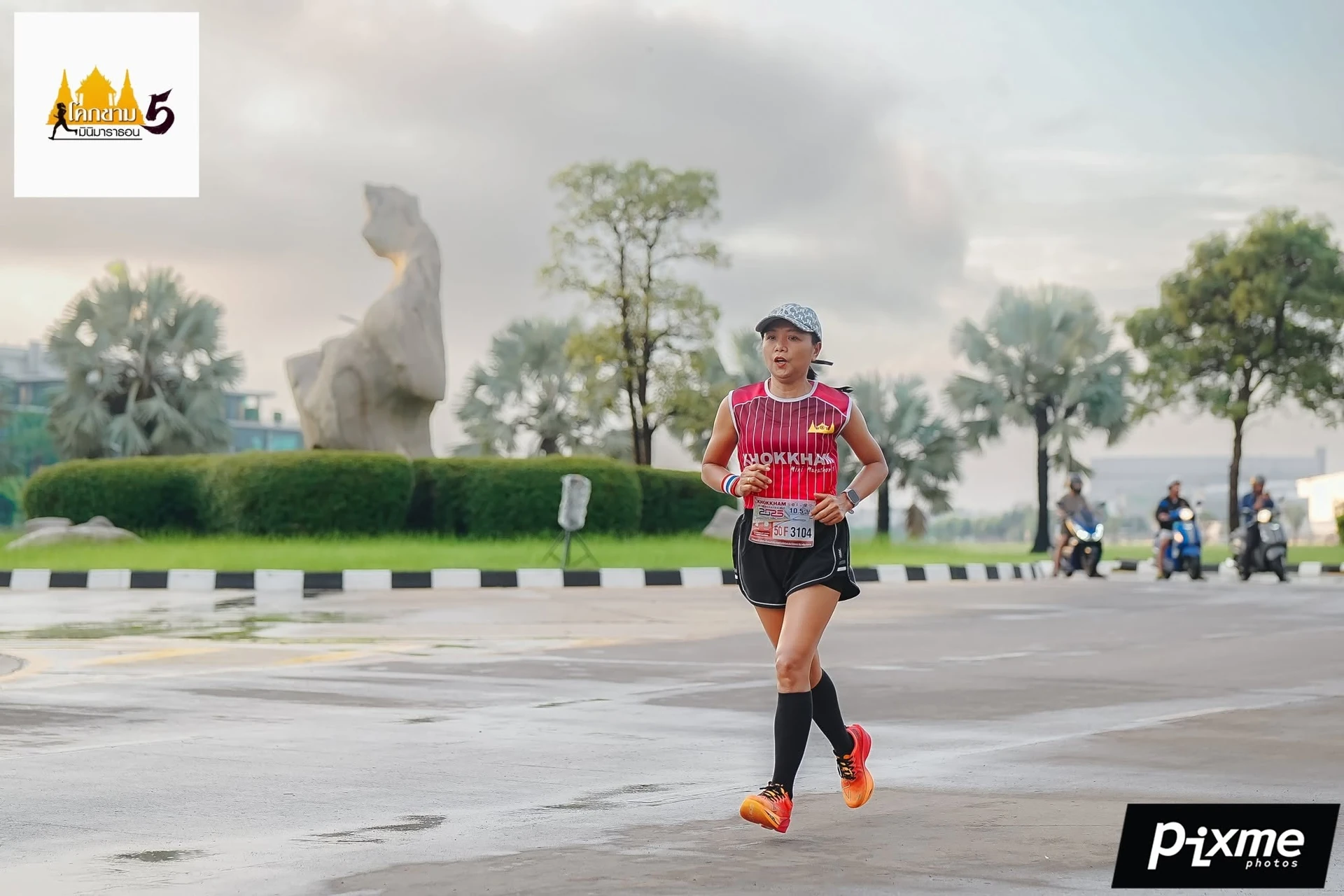 ผู้ร่วมกิจกรรมสวมหมวกและเสื้อโคกขามสีแดงในอีกภาพจากโพสต์ครั้งก่อน ปี 2568