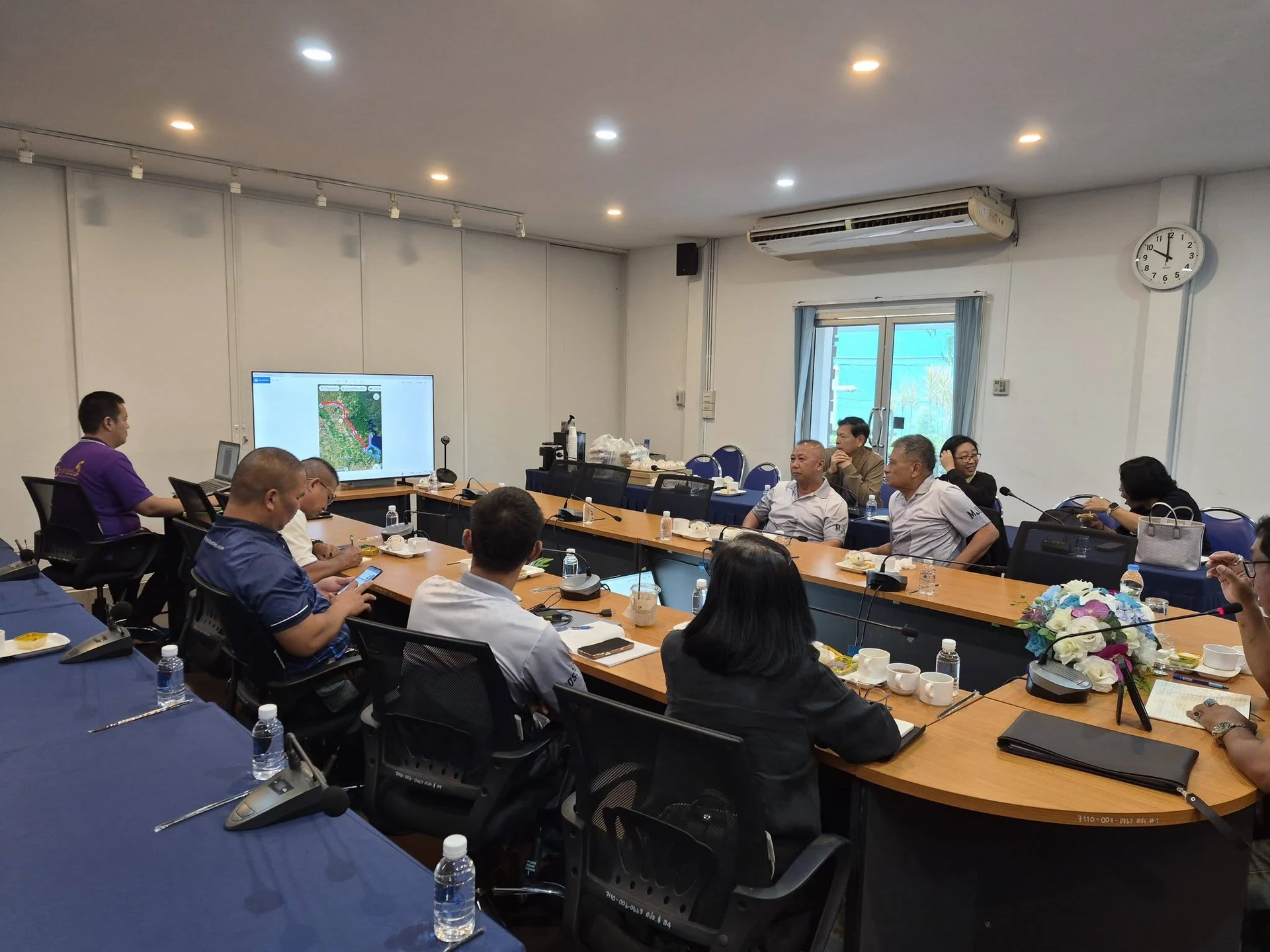 มุมกว้างผู้ร่วมประชุมเตรียมงาน Geosocial MJU RUN 2026 รอบโต๊ะและจอแสดงแผนที่