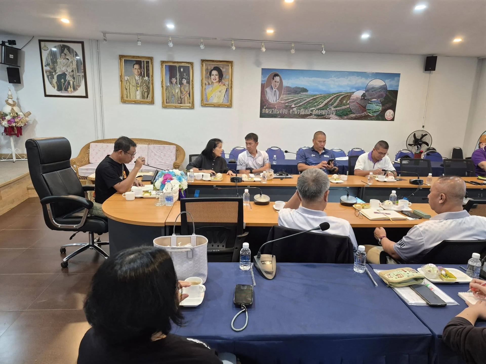 มุมตรงข้ามผู้ร่วมประชุมเตรียมงาน Geosocial MJU RUN 2026 ในห้องเดียวกัน