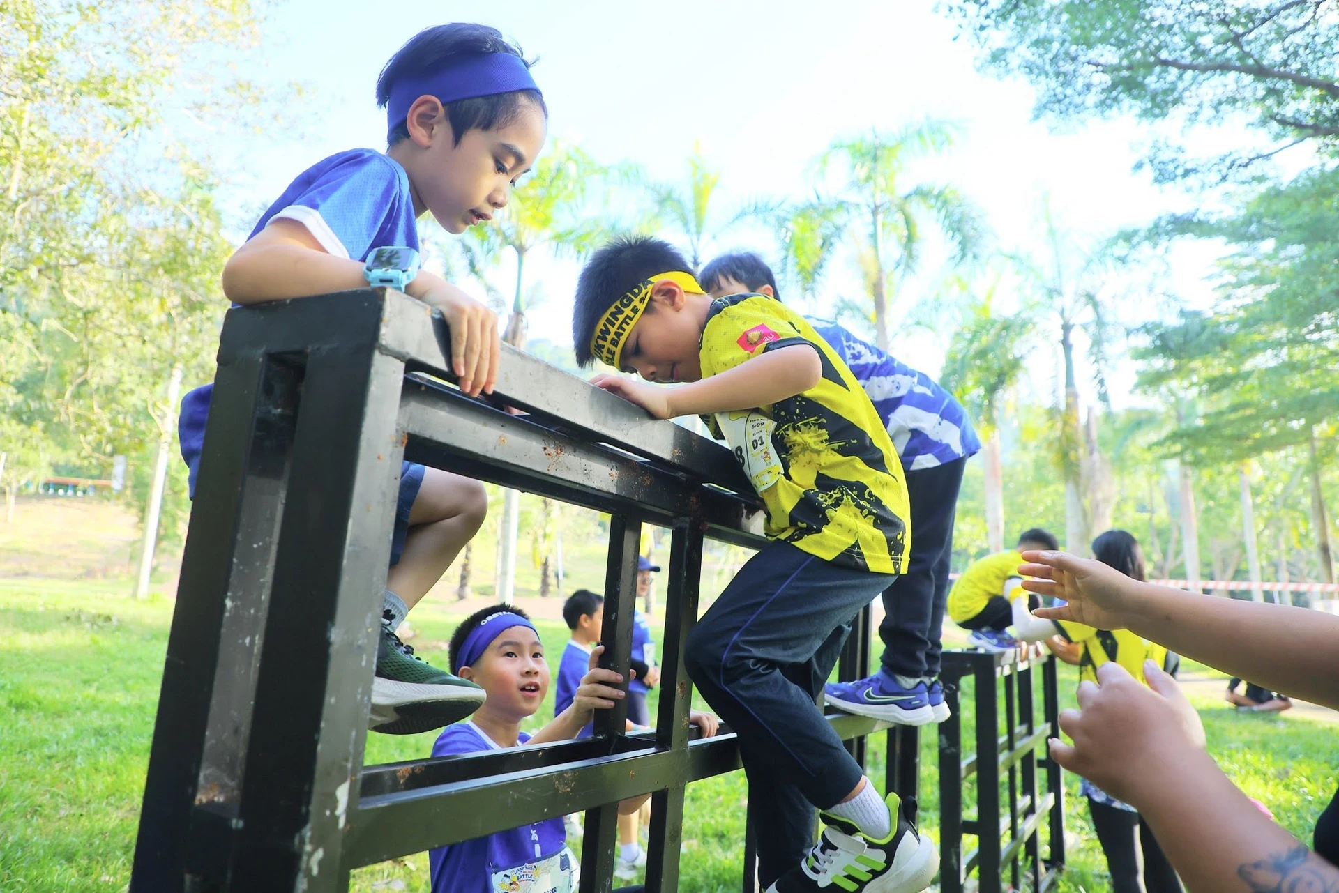 ผู้ร่วมกิจกรรมกำลังข้ามด่านโครงเหล็กในภาพพาลูกวิ่งดะครั้งก่อน ปี 2568