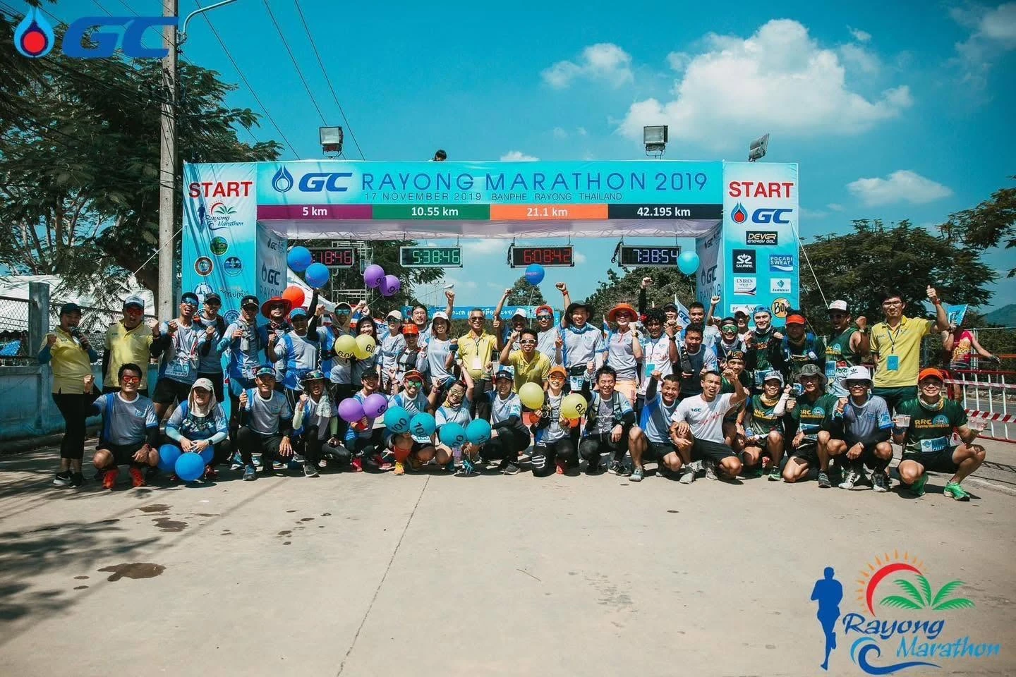 ภาพรวมกลุ่มผู้ร่วมกิจกรรมบริเวณซุ้ม GC Rayong Marathon 2019 จากโพสต์ย้อนบรรยากาศของผู้จัด