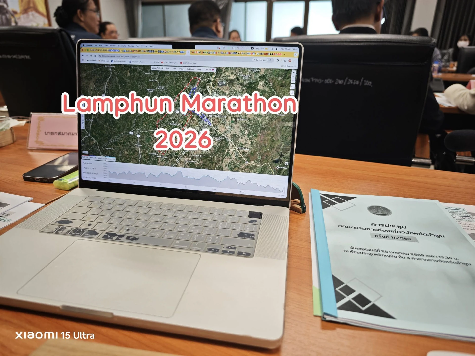 คอมพิวเตอร์และเอกสารในการประชุมเตรียม Lamphun Marathon 2026