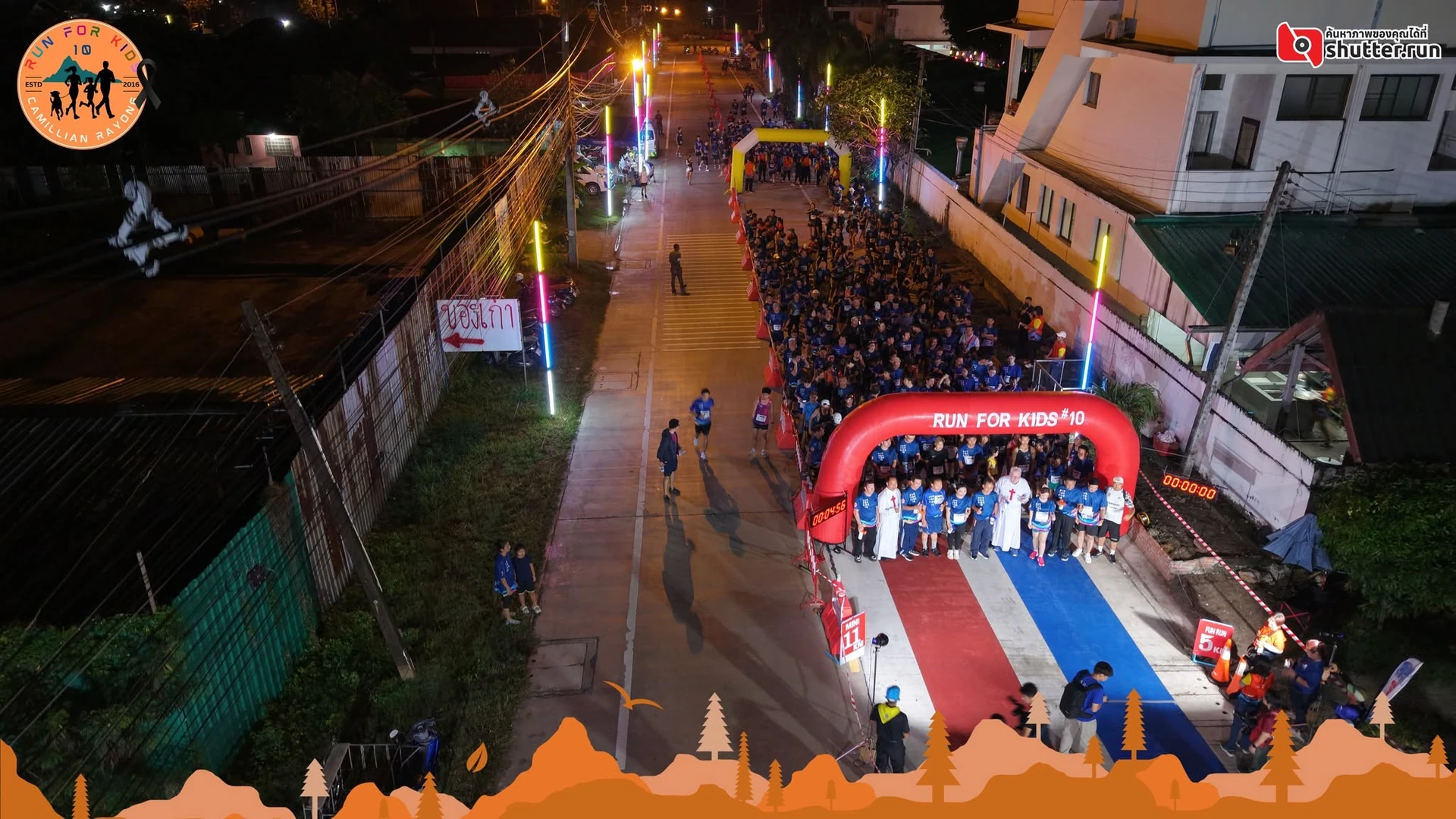 ภาพรวมมุมสูงบริเวณซุ้มและผู้ร่วม RUN FOR KIDS ครั้งที่ 10 ปี 2568