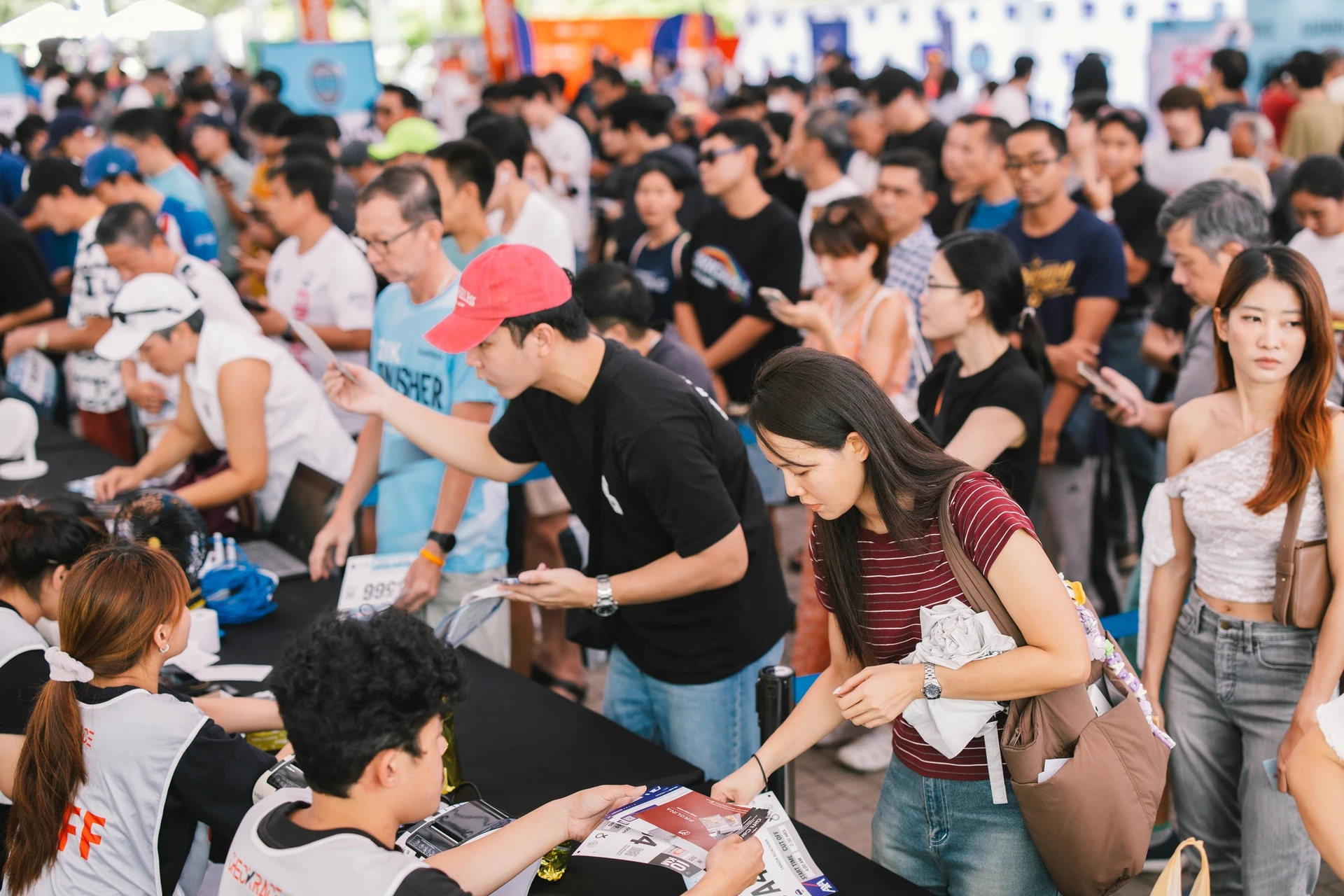 บรรยากาศบริเวณโต๊ะรับอุปกรณ์ Garmin Run Asia Series 2025