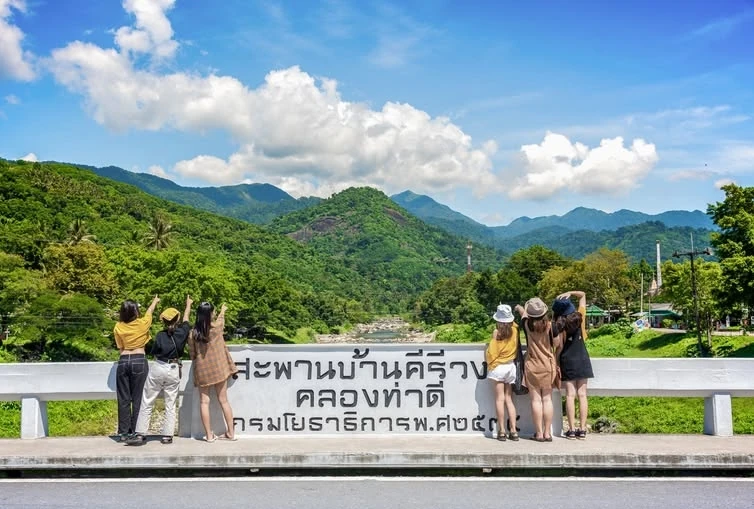 ภาพบริเวณสะพานบ้านคีรีวง คลองท่าดี จากหน้าชุมชนบ้านคีรีวงของ ททท. — ไม่ระบุปีถ่าย