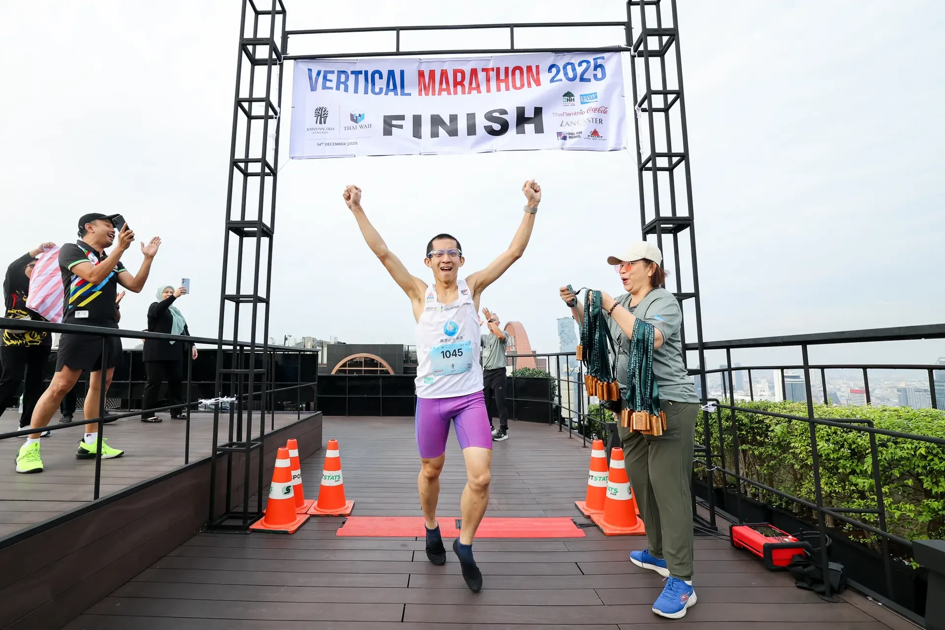 บริเวณป้าย FINISH ของ Vertical Marathon ปี 2025 จากเว็บไซต์ Banyan Tree Bangkok