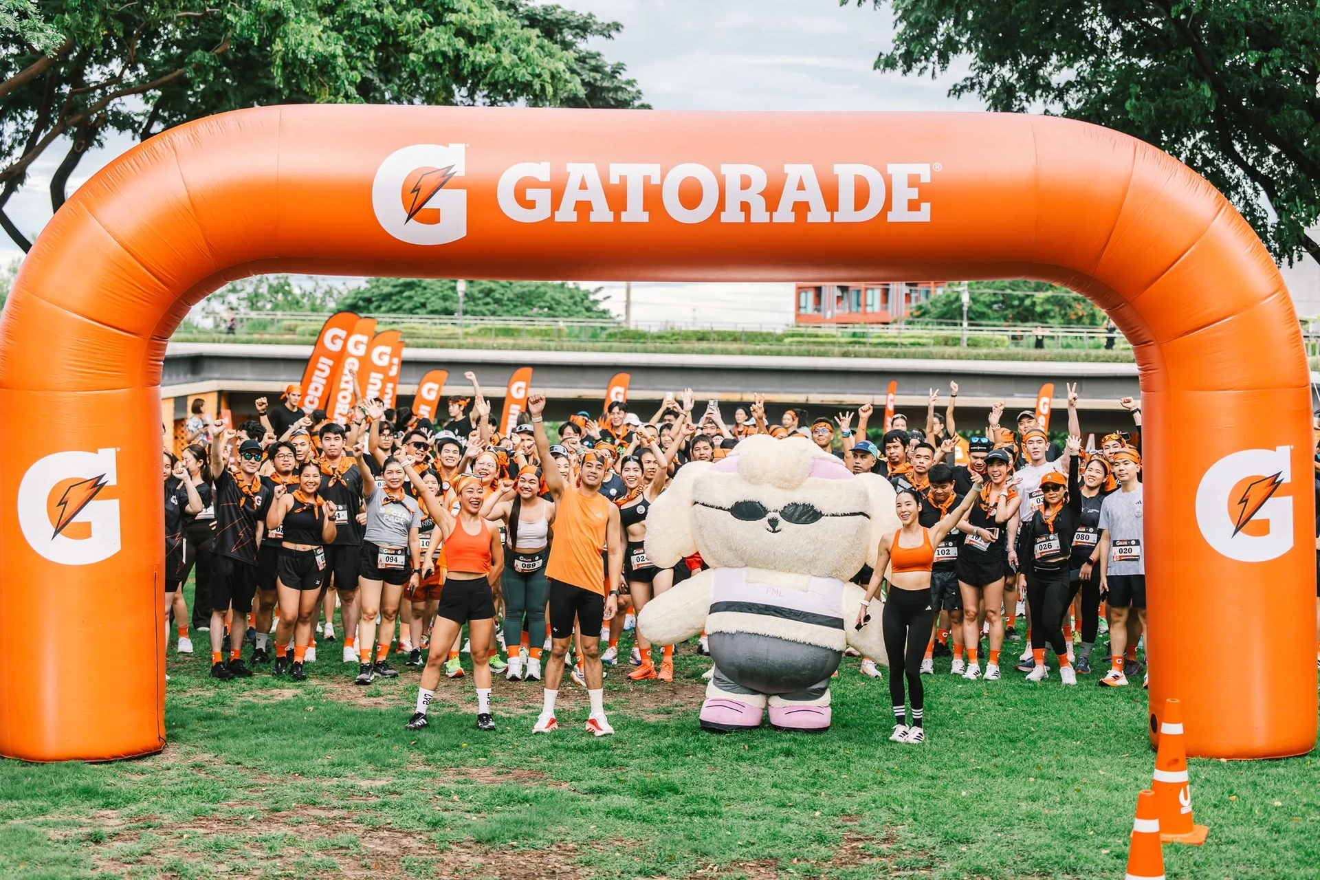 ภาพกลุ่มบริเวณซุ้มจากกิจกรรม Gatorade Keep Going Running Club x FML Club