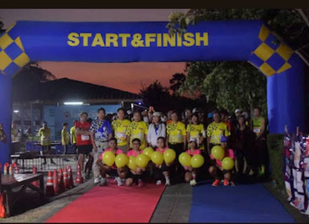 ภาพกลุ่มพร้อมลูกโป่งบริเวณซุ้ม START & FINISH จากอัลบั้มกิจกรรมชมรมครั้งก่อน