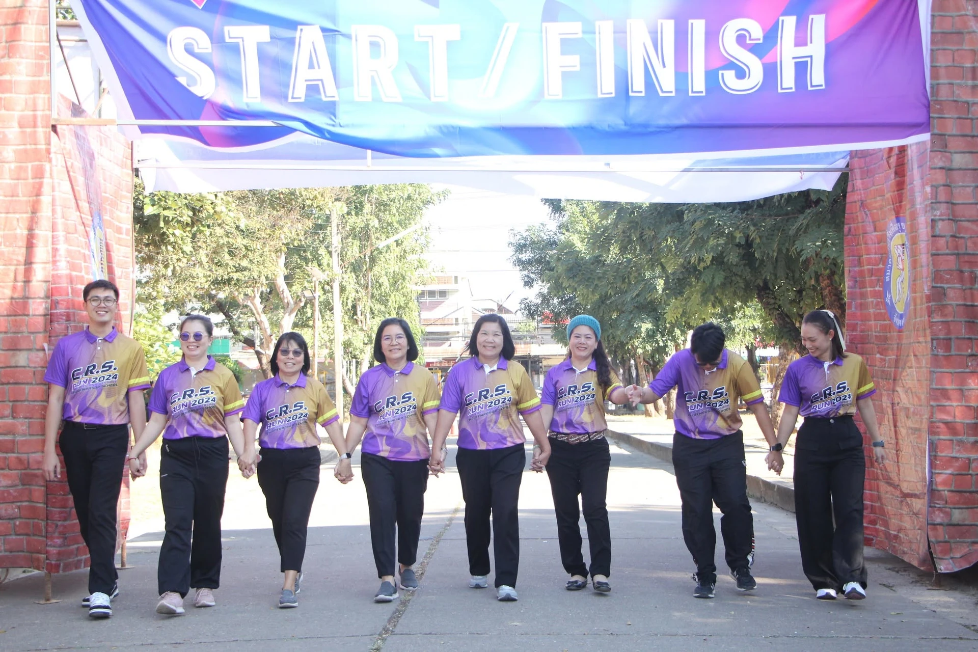 ภาพกลุ่มคนเดินผ่านป้าย START/FINISH จากโพสต์งานวิ่งฉลองครบรอบ 130 ปี #CRSRUN2024 ของโรงเรียนเจริญราษฎร์ เผยแพร่ 15 มกราคม 2568 — ต้นทางไม่ระบุปีถ่าย ไม่ใช่ภาพ CRS RUN ครั้งที่ 2 วันที่ 23 มกราคม 2570