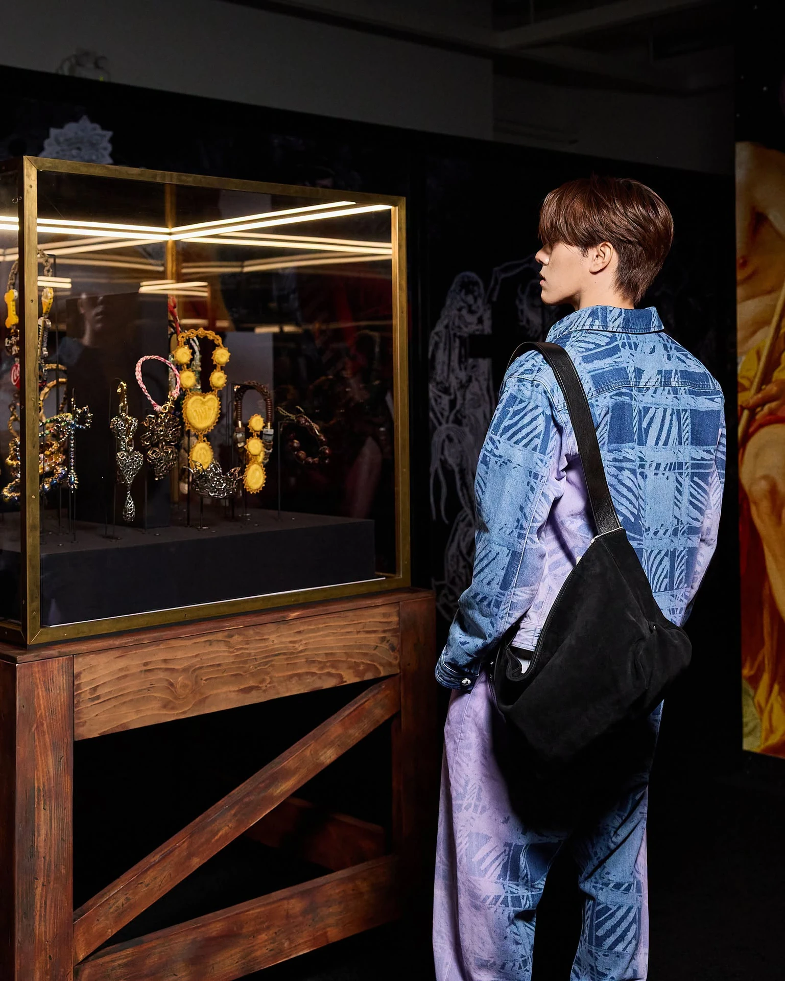 ภาพการเยี่ยมชมบริเวณตู้จัดแสดง Vivienne Westwood & Jewellery จากอัลบั้มผู้จัดเดียวกัน