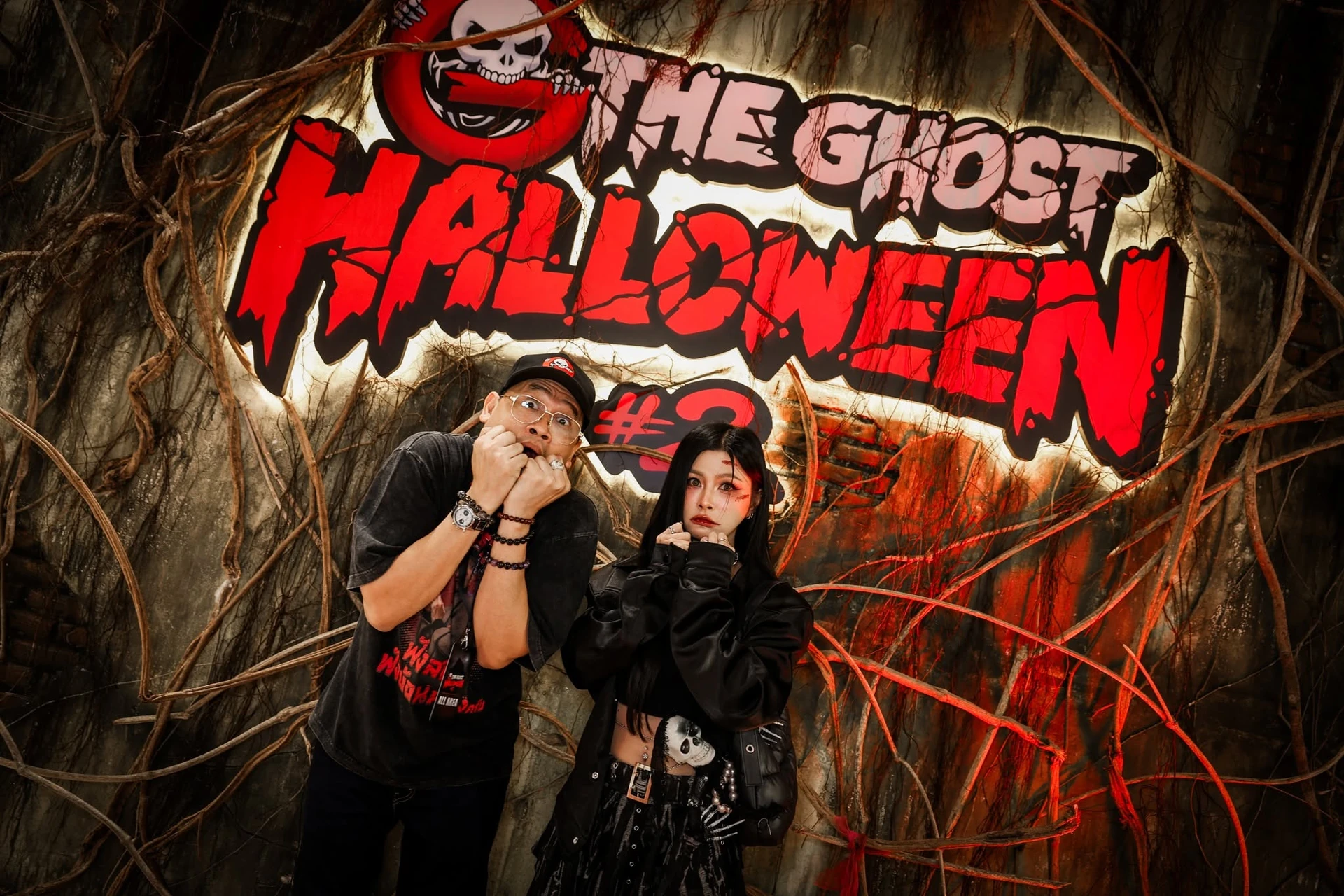บริเวณจุดถ่ายภาพหน้าป้าย The Ghost Halloween ครั้งที่ 2 จากอัลบั้มปี 2568 เดียวกัน