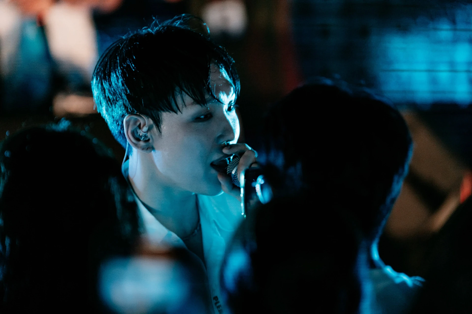 ภาพการแสดงมุมใกล้จากอัลบั้ม oceanfromtheblue ที่ Volume Livehouse ของผู้จัด