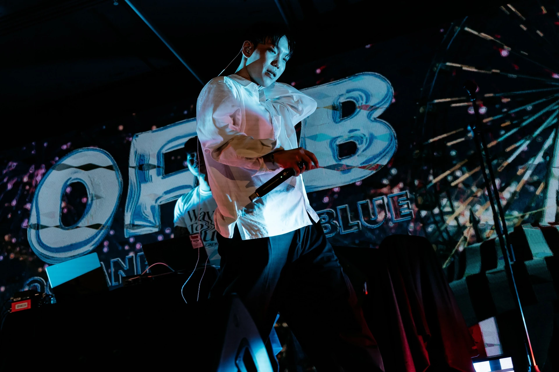 ภาพเวทีพร้อมป้าย Way To Blue จากอัลบั้มการแสดงที่ Volume Livehouse เดียวกัน