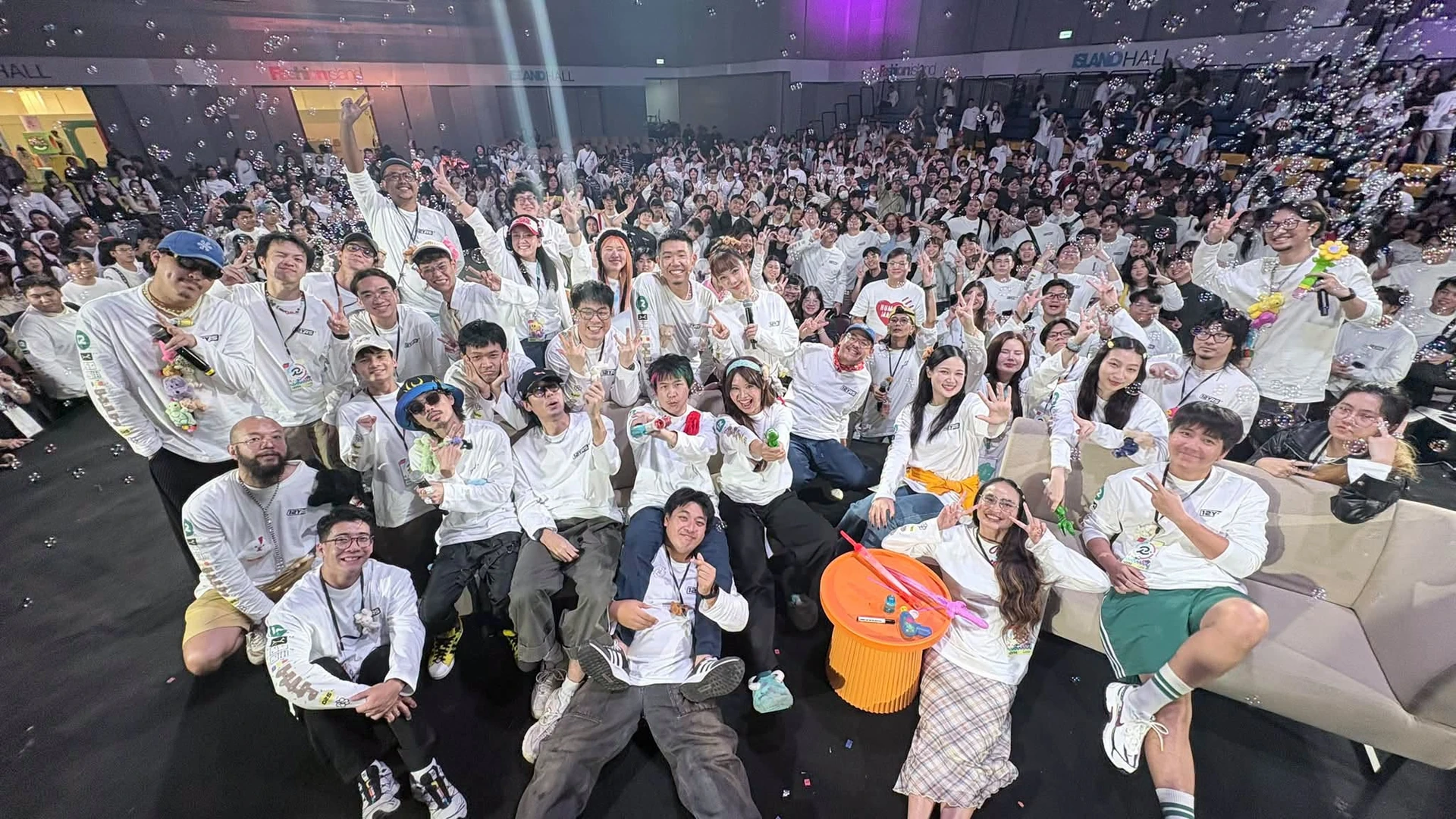 ภาพกลุ่มภายในฮอลล์จากโพสต์ประชุมหมู่บ้าน ณ ลานเด็กเล่นของ Rubsarb