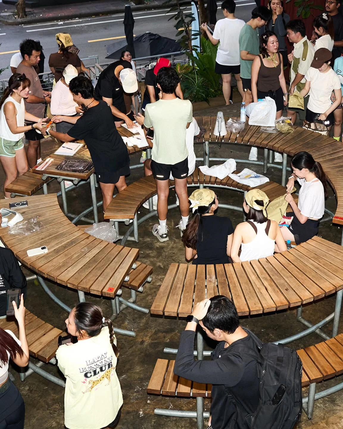 บรรยากาศบริเวณโต๊ะส่วนกลางจากอัลบั้ม Pistachio & Coffee Run ของ The Commons Saladaeng