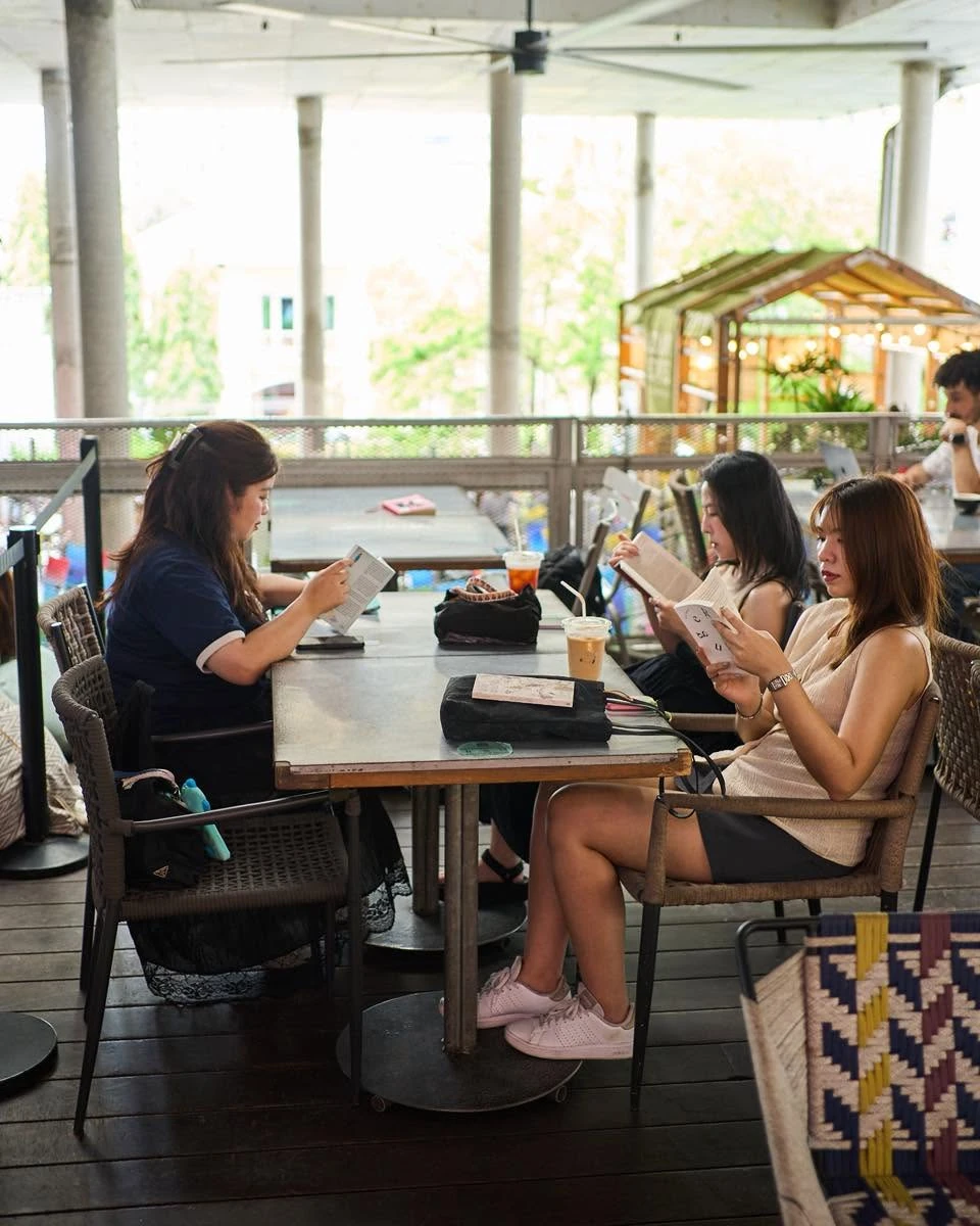 บรรยากาศอ่านหนังสือที่โต๊ะจากอัลบั้ม Reading Party ของผู้จัดชุดเดียวกัน