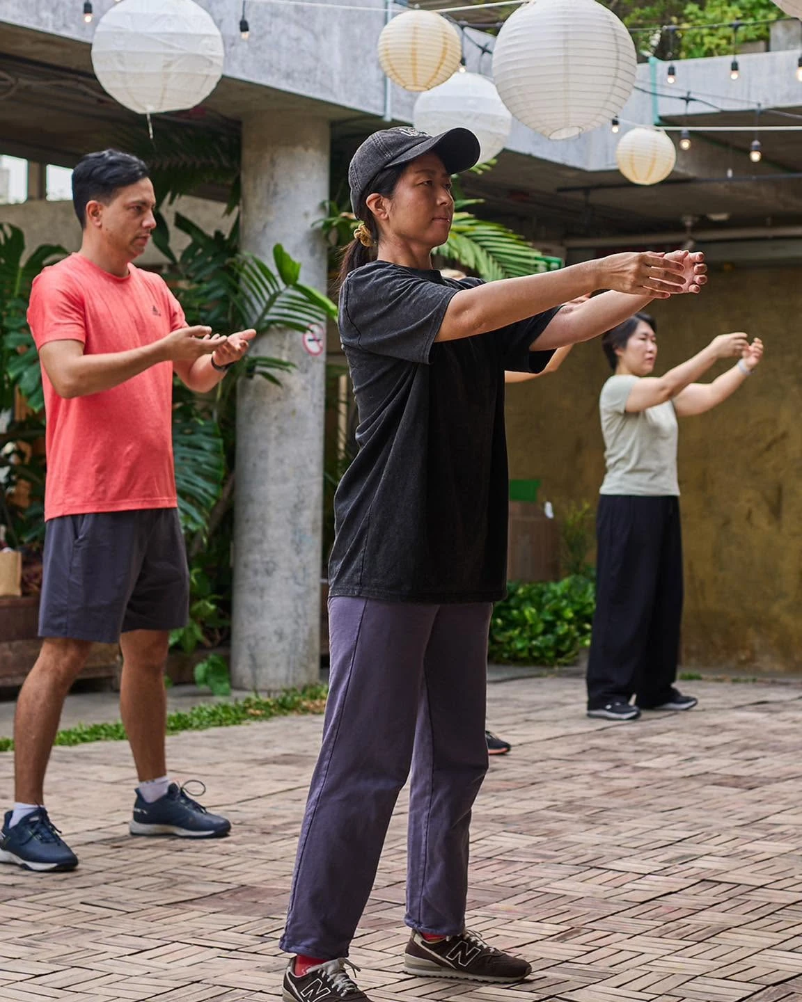 ภาพกิจกรรมเคลื่อนไหวอีกมุมจากอัลบั้ม Tai Chi Club ครั้งก่อนชุดเดียวกัน