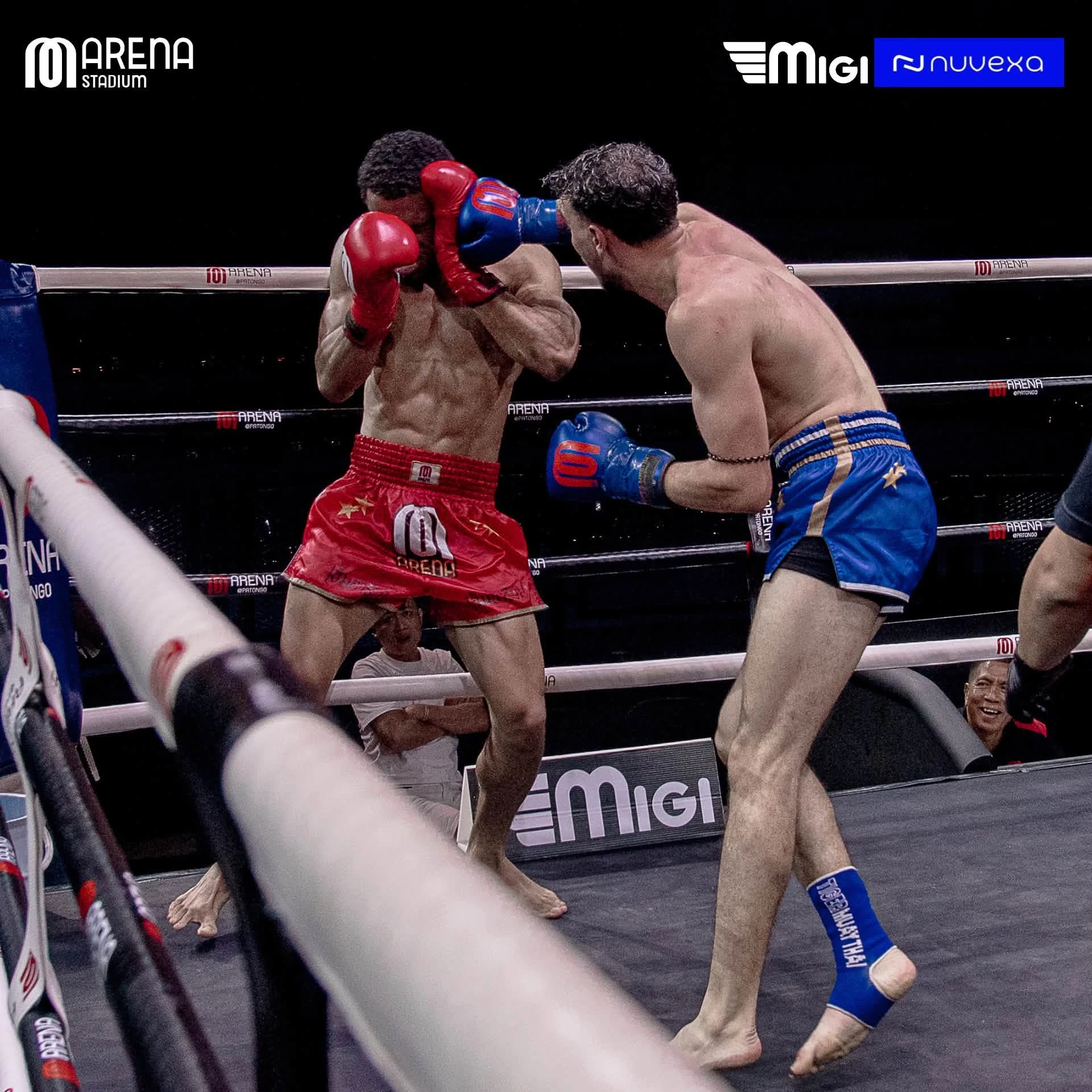 ภาพกิจกรรมในเวทีอีกมุมจากอัลบั้ม Dejdamrong SuperFight รอบเดียวกันของผู้จัด
