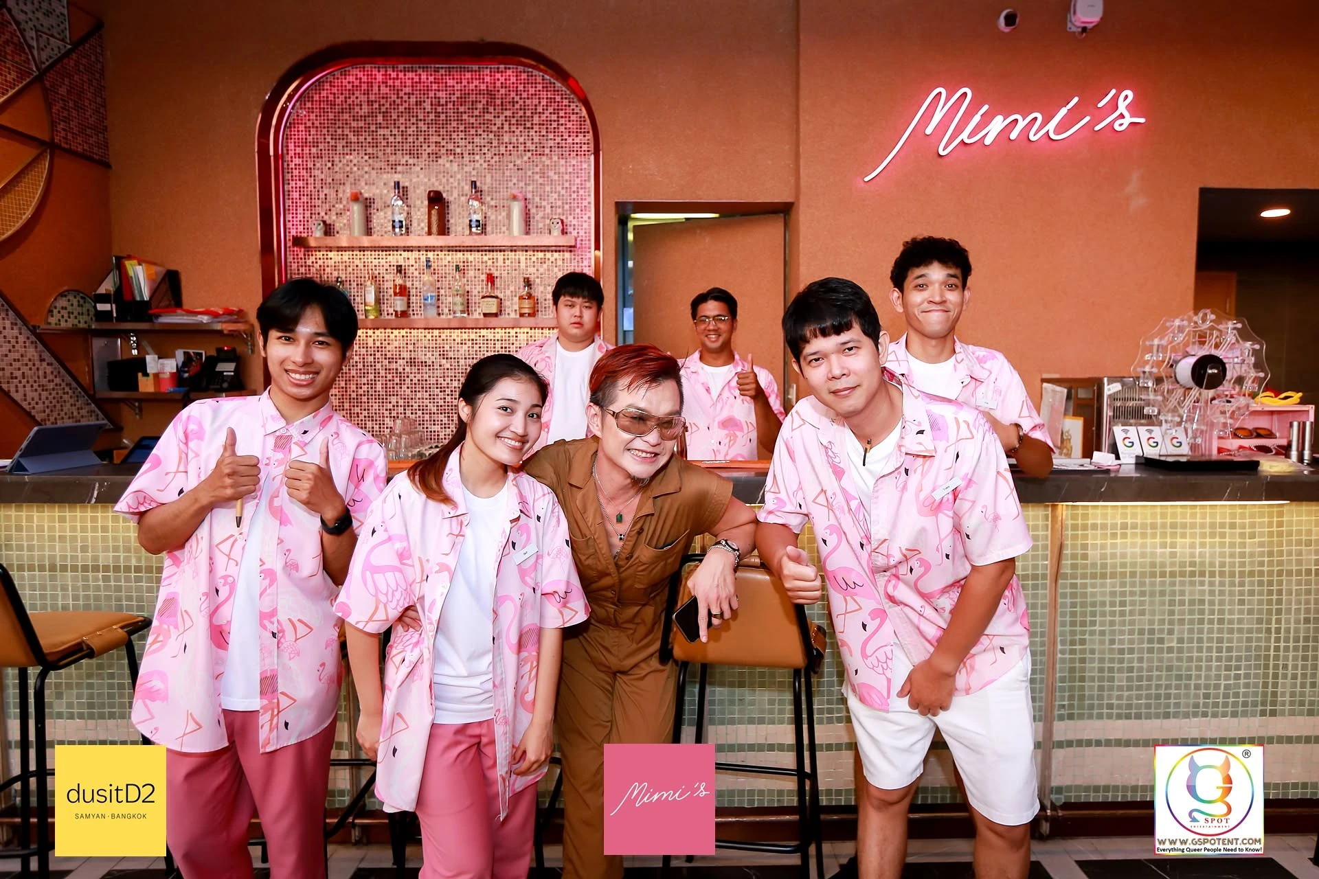 ภาพกลุ่มบริเวณหน้าป้าย Mimi's จากอัลบั้มกิจกรรม Over the Rainbow SS2 ชุดเดียวกัน