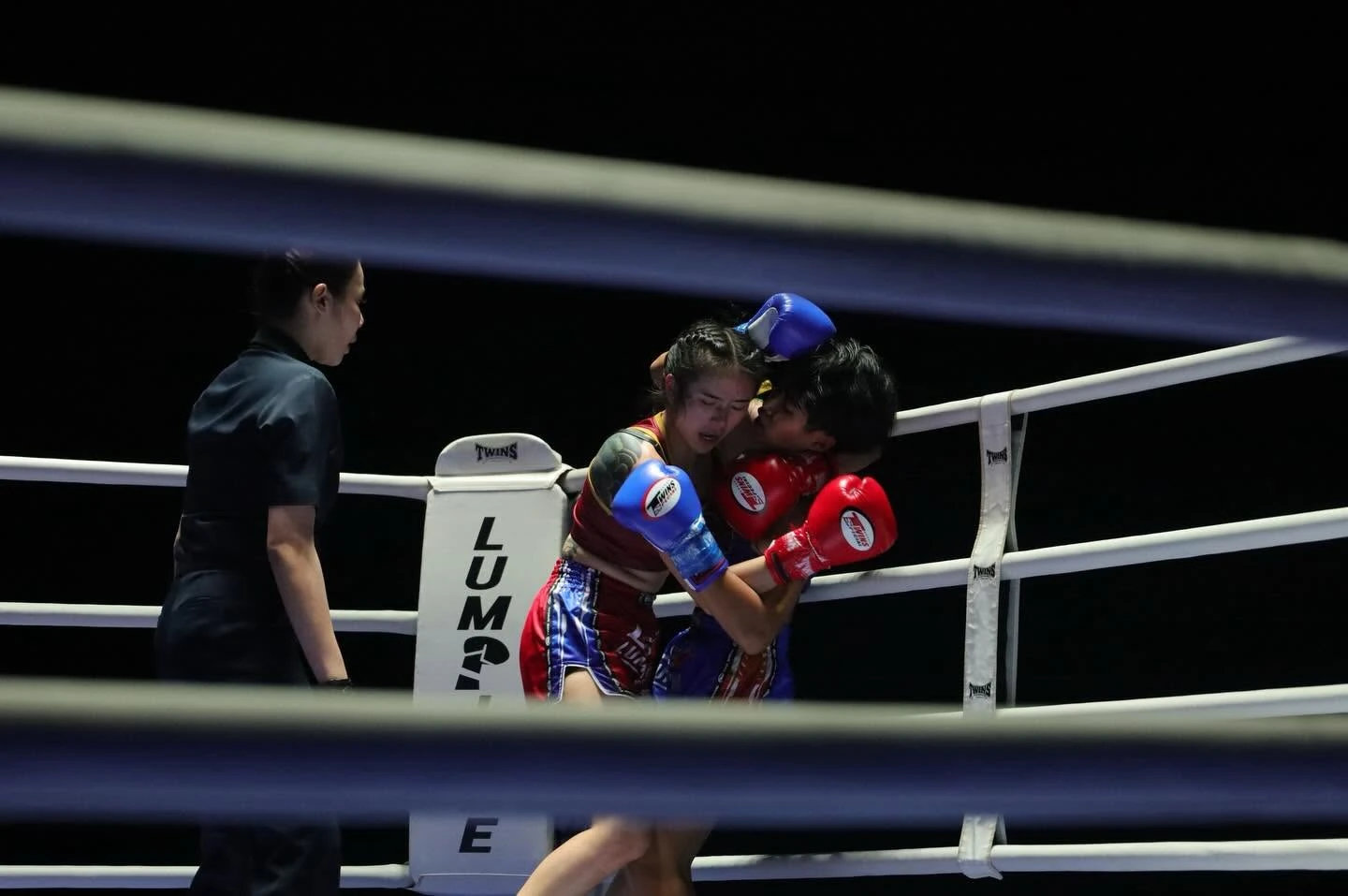 ภาพกิจกรรมบนเวทีอีกมุมจากอัลบั้ม Lumpinee Super Champ รอบก่อนหน้าชุดเดียวกัน