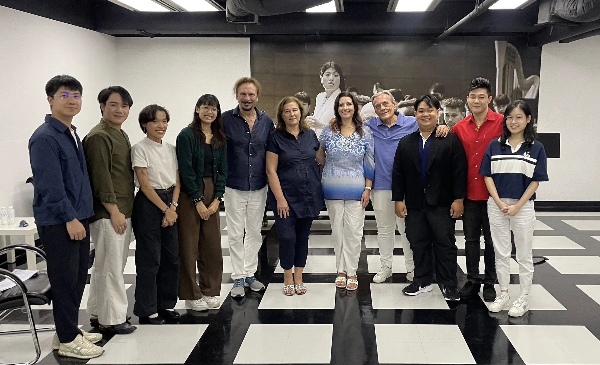 ภาพกลุ่มในพื้นที่ Royal Bangkok Symphony Orchestra จากอัลบั้มประกาศ Opera Singing Masterclass ของผู้ประสานงาน