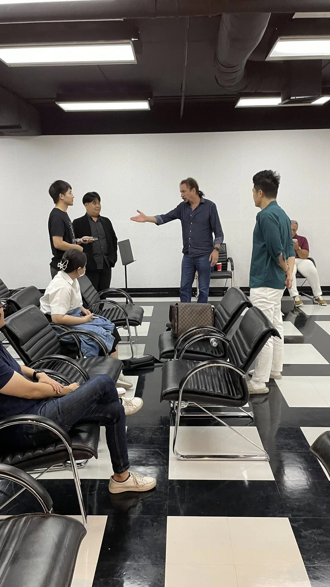 ภาพกิจกรรมภายในห้องจากอัลบั้มประกาศ Opera Singing Masterclass ต้นฉบับเดียวกัน