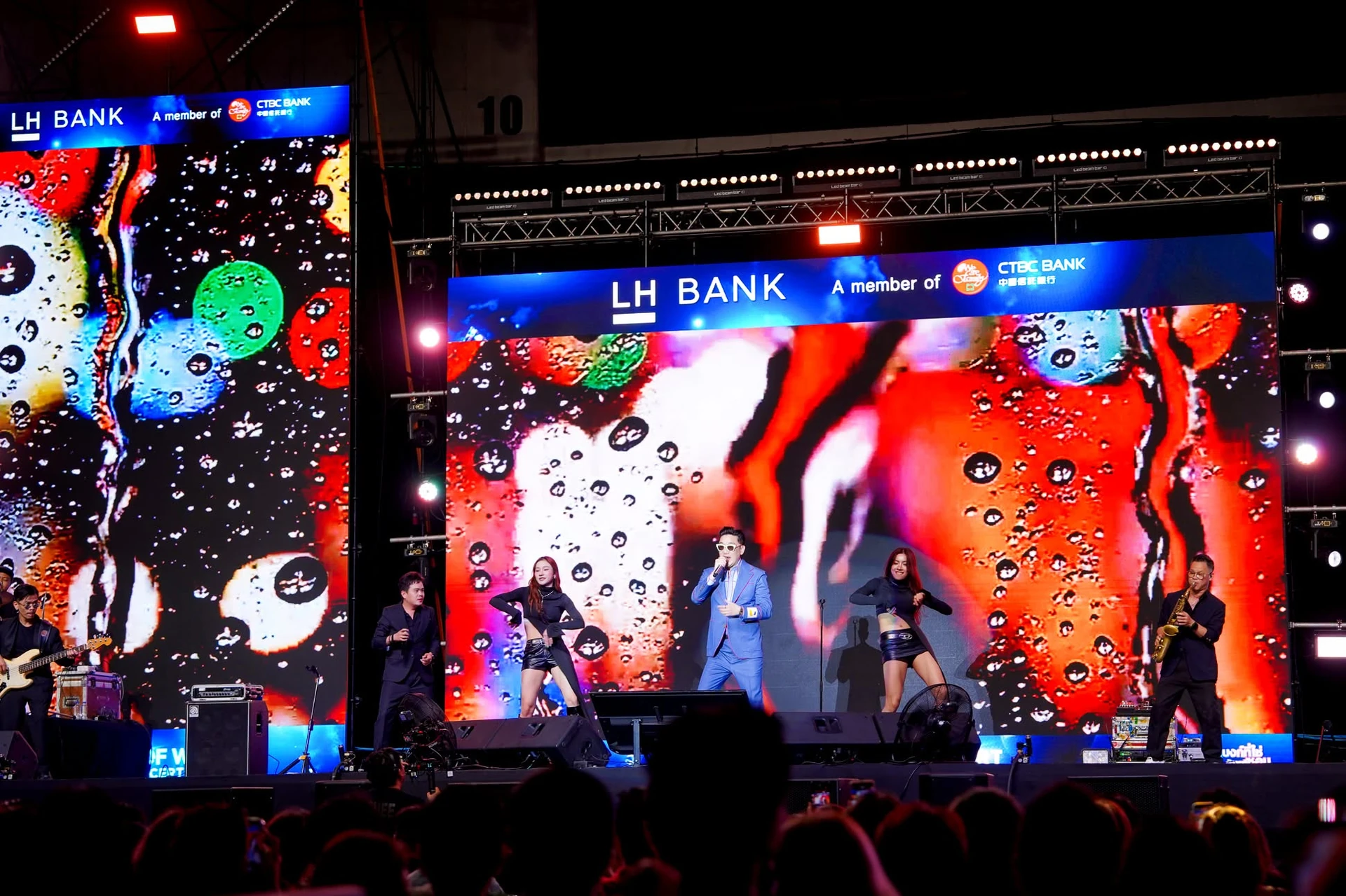บรรยากาศการแสดงบนเวทีจากอัลบั้ม RHYTHM OF WEALTH CONCERT ชุดเดียวกันของ LH Bank