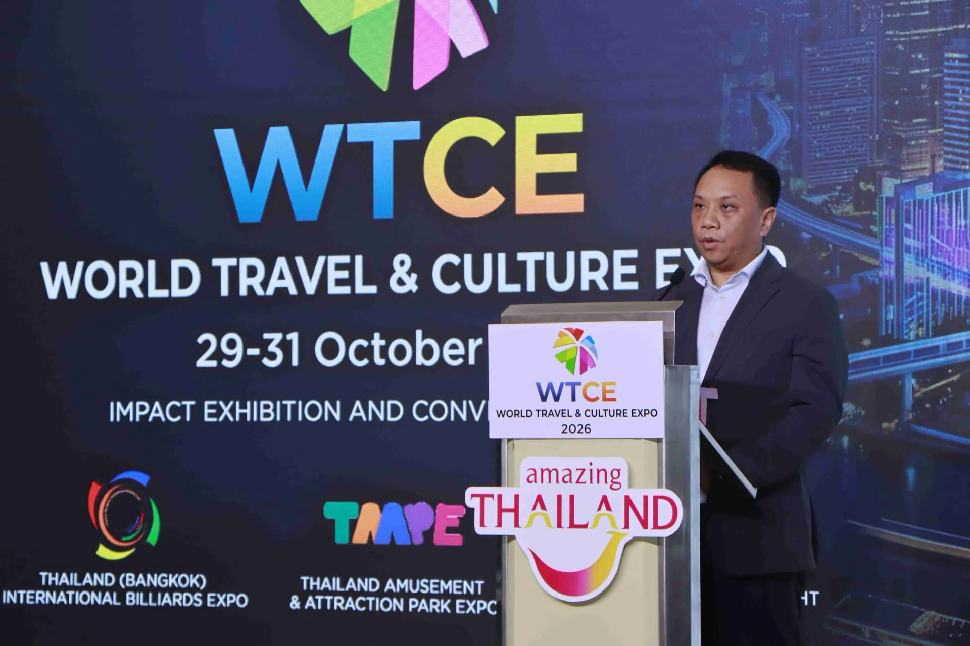 บรรยากาศการนำเสนอบนเวทีแถลงข่าว WTCE และ TBE 2026 จากข่าวผู้จัดชุดเดียวกัน