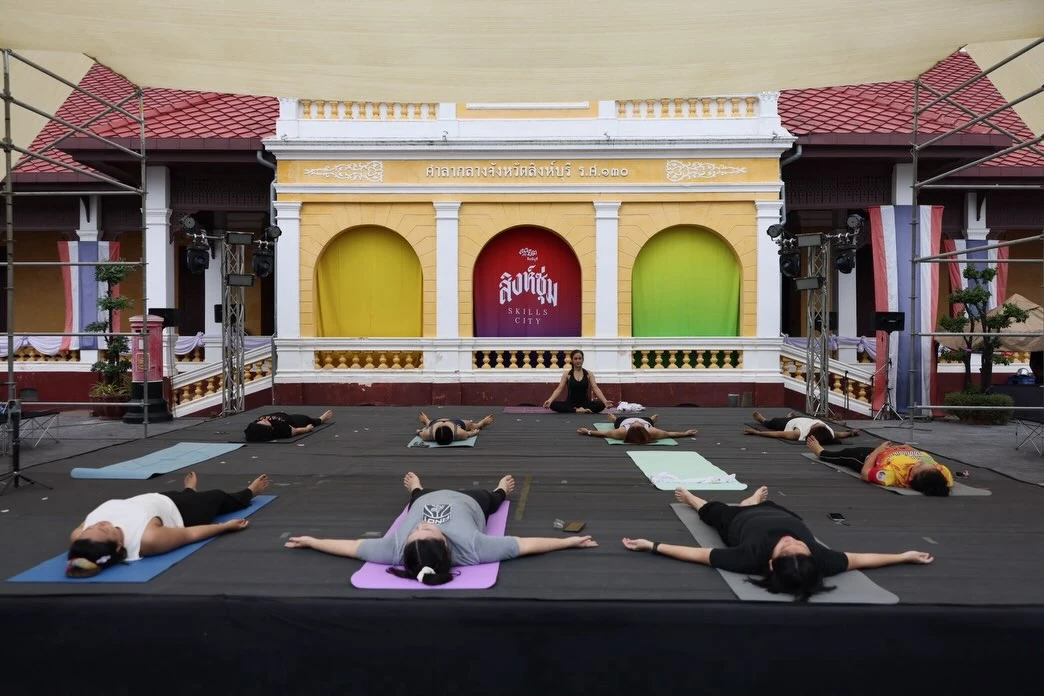 กิจกรรมบนเสื่อบริเวณหน้าศาลากลางจังหวัดสิงห์บุรีหลังเดิมและป้ายสิงห์ซุ่ม Skills City