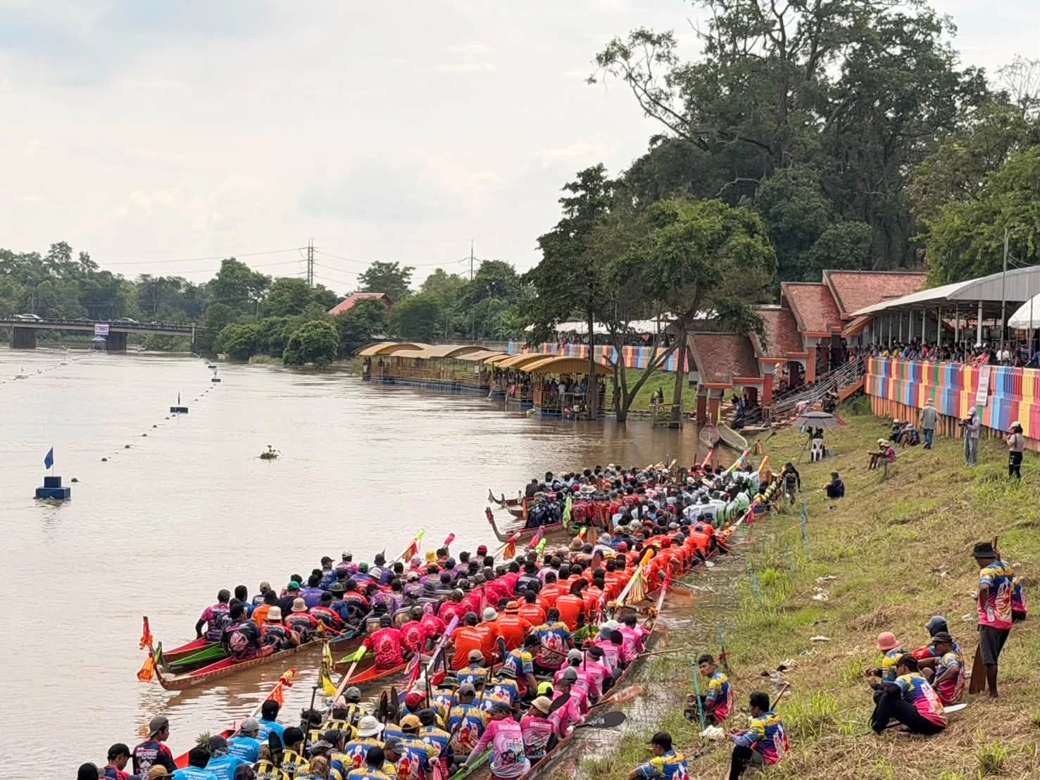 บรรยากาศเรือยาวและกิจกรรมริมฝั่งแม่น้ำหน้าวัดใหม่กรงทองจากอัลบั้ม ททท. ชุดเดียวกัน