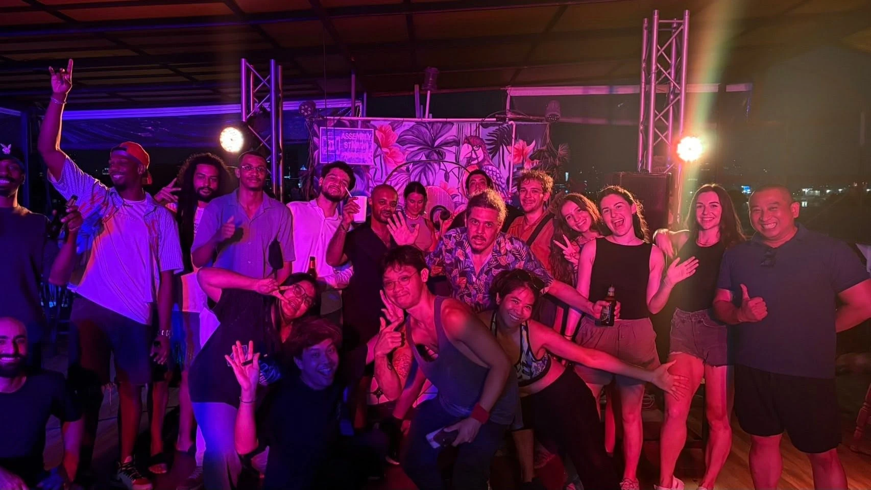ภาพกลุ่มในพื้นที่กิจกรรมจากโพสต์ DJ Community @Bangkok Island ชุดเดียวกัน