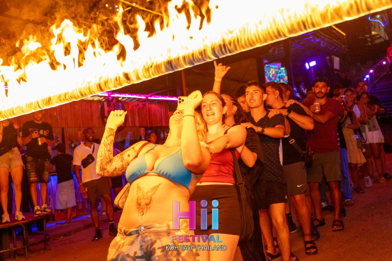 บรรยากาศกิจกรรมยามค่ำคืนจากอัลบั้มภาพทางการของ Hii Festival Koh Tao
