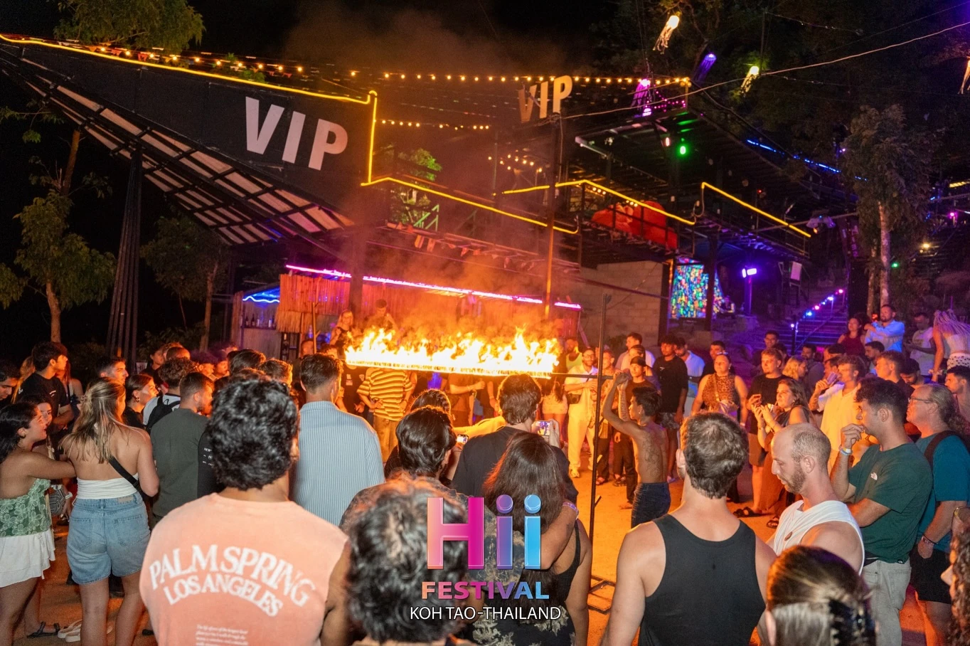 ภาพอีกมุมของพื้นที่กิจกรรมยามค่ำคืนจากอัลบั้ม Hii Festival Koh Tao ชุดเดียวกัน