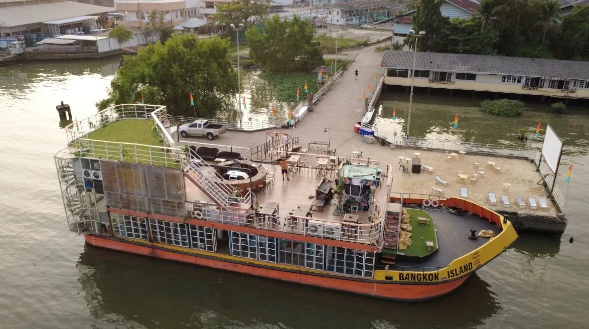ภาพเรือ Bangkok Island จอดเทียบท่าจากเว็บไซต์ Bangkok Island — ต้นทางไม่ระบุปีถ่าย ใช้ประกอบสถานที่ ไม่ใช่ภาพกิจกรรม Playground วันที่ 3 กันยายน 2569