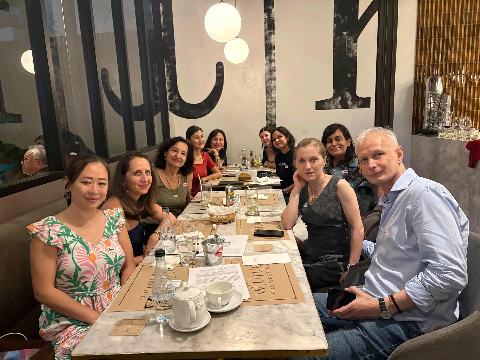 บรรยากาศบริเวณโต๊ะจากโพสต์สรุปกิจกรรม Bangkok Big Talk รอบที่ Wine Connection ของผู้จัด