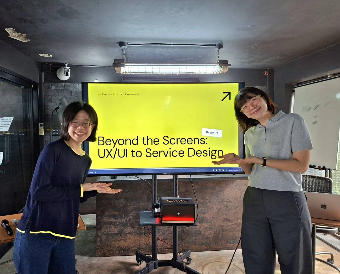 ภาพบริเวณจอชื่อ Beyond the Screens: UX/UI to Service Design Batch 2 จากโพสต์เปิดกิจกรรมของ DAY 1